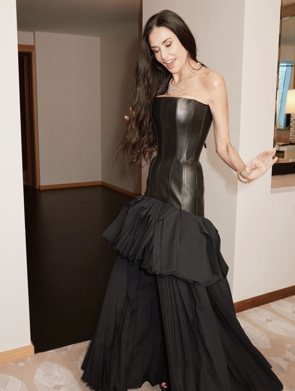 Demi Moore leaves locals and strangers speechless with her dress at the SAG Awards | MARCA Demi Moore leaves locals and strangers speechless with her dress at the SAG Awards | MARCA