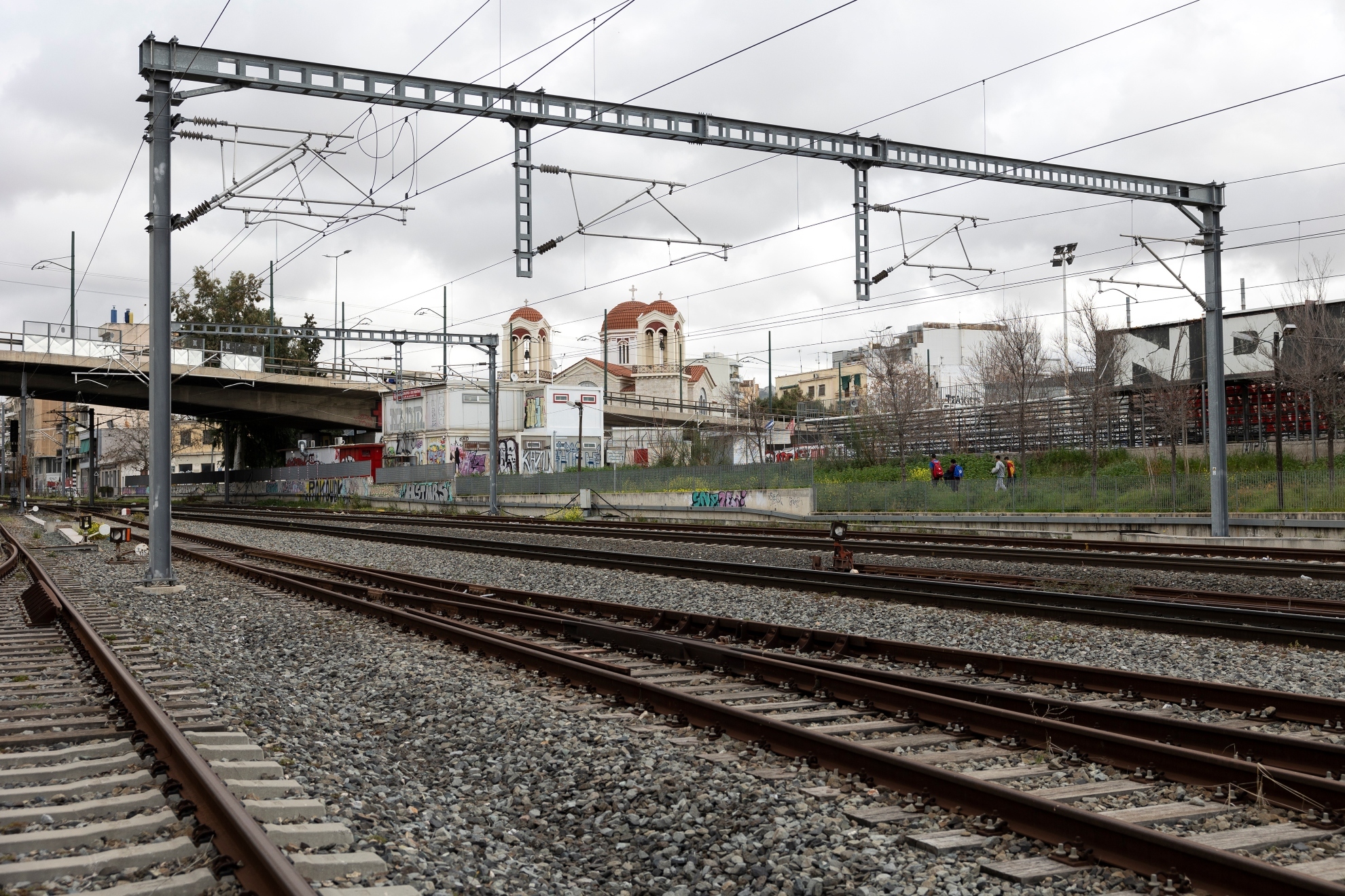 Car occupants escape seconds before train hits vehicle stuck on tracks ...