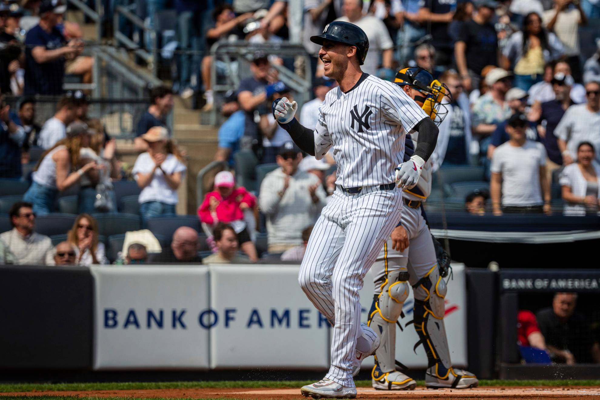 Cody Bellinger (35) smiles after crossing home plate after hitting a home run during the first inning of a baseball game against the Milwaukee Brewers / LAPRESSE