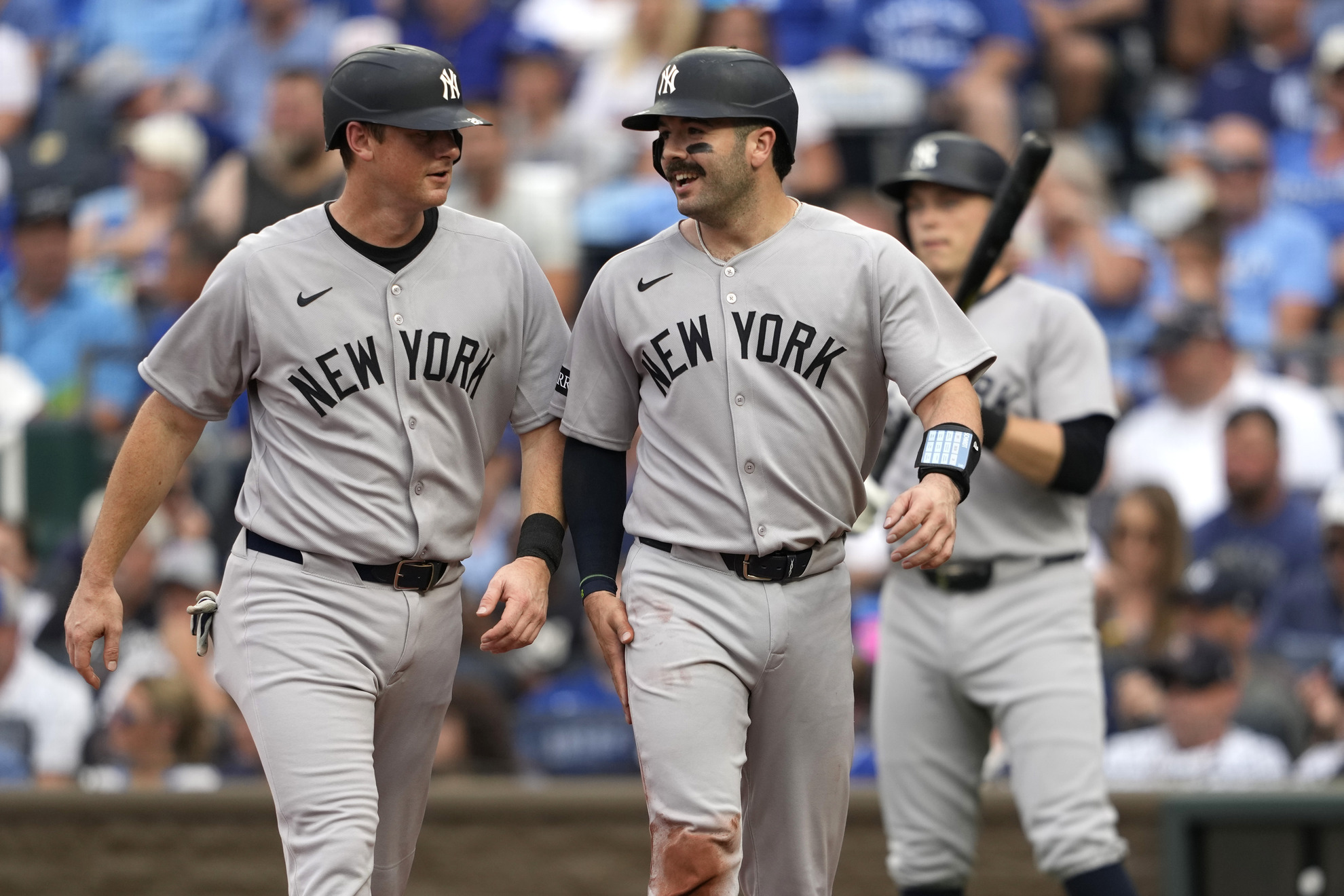 New York Yankees' DJ LeMahieu, left, and Austin Wells talk