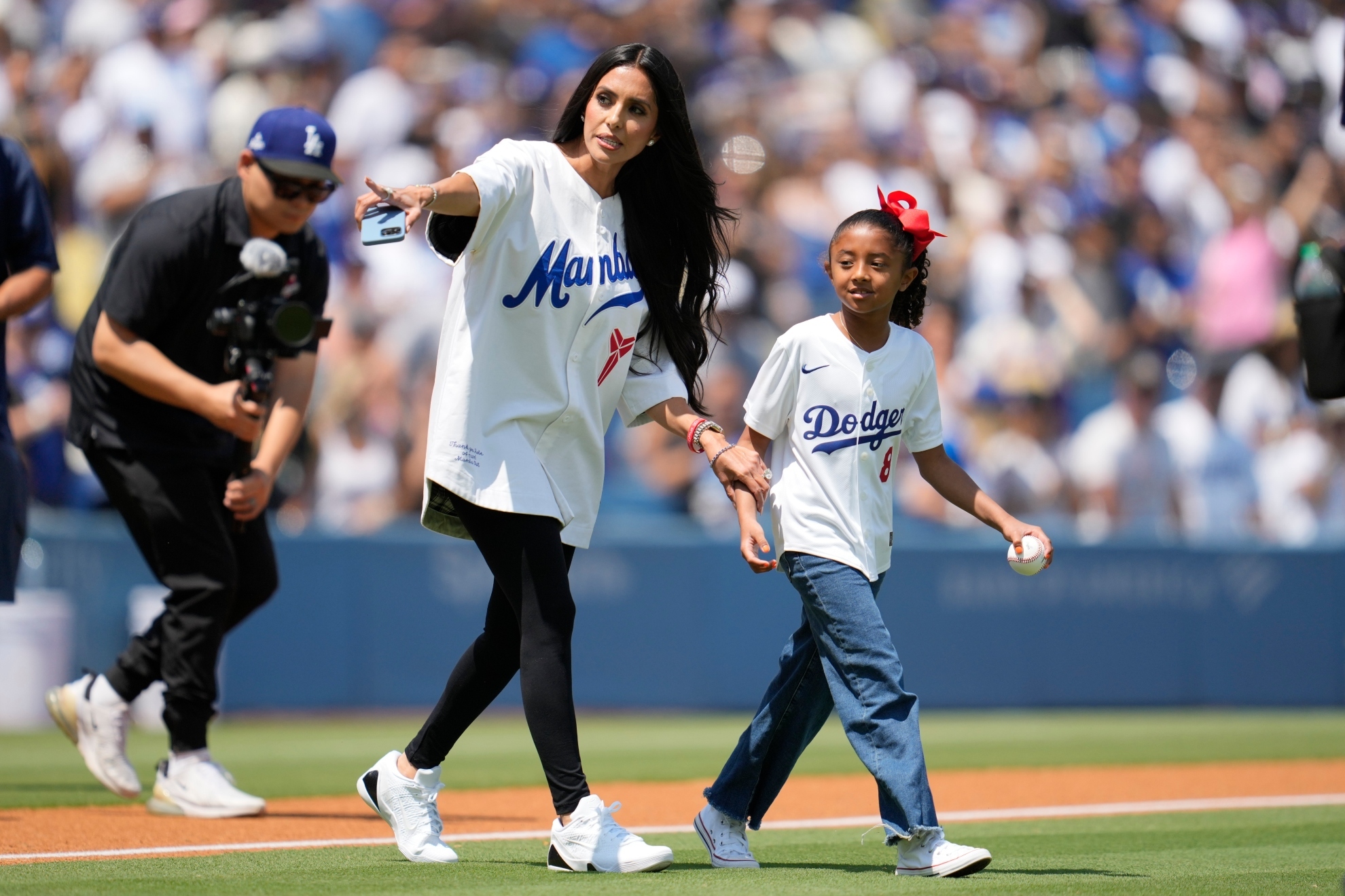 Vanessa Bryant and Daughters Celebrate Kershaw's 3,000th Strikeout