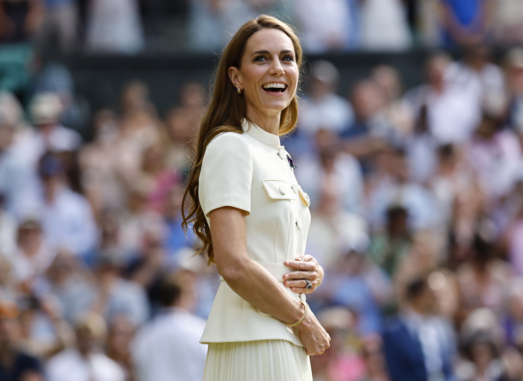 Kate Middleton, the Princess of Wales, handed the trophy to Wimbledon women's singles champion Iga Swiatek. (Photo: EFE/EPA/TOLGA AKMEN)