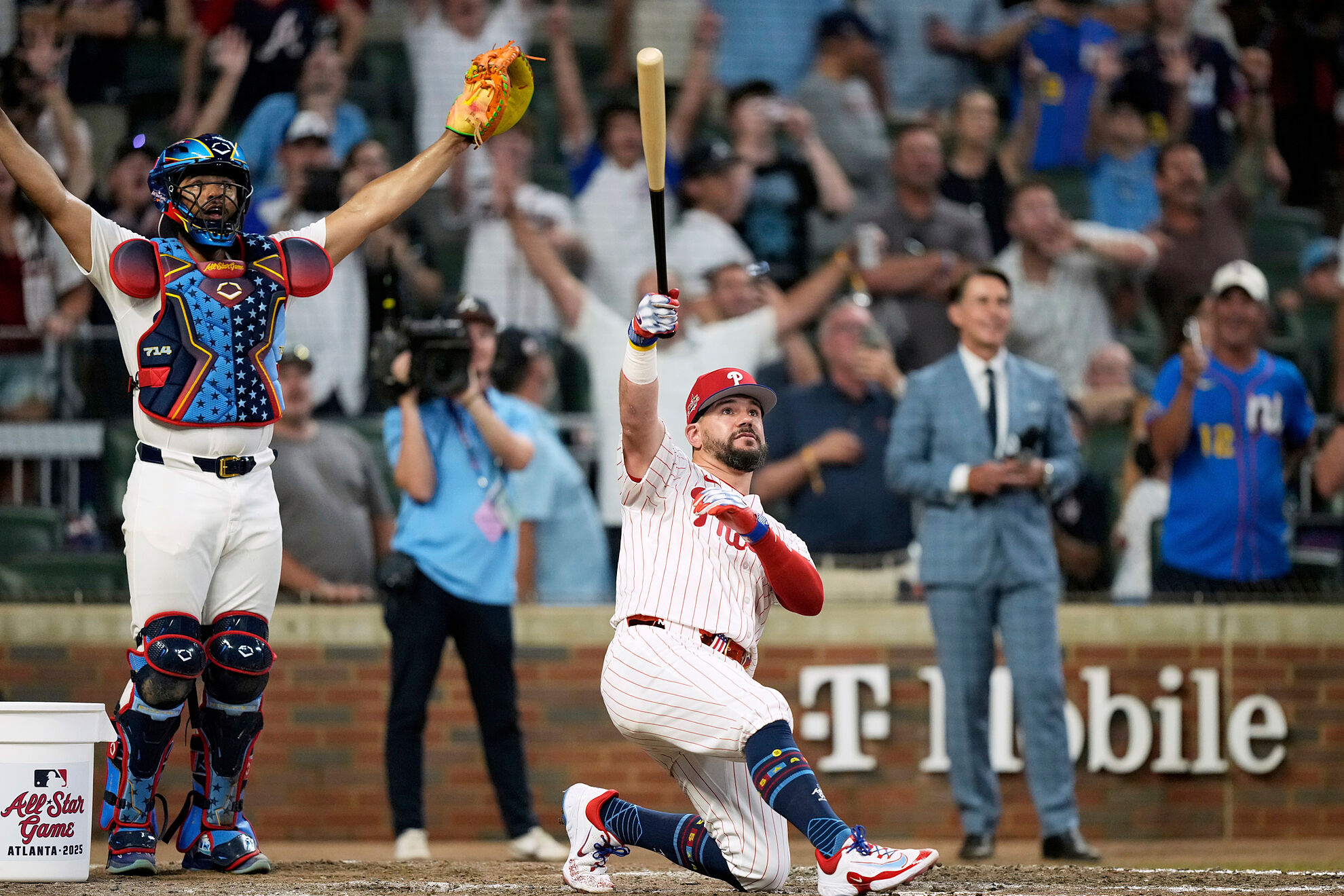 Philadelphia Phillies Kyle Schwarber celebrates after winning the tiebreaker at the MLB baseball lt;HIT gt;All-Star Game (AP Photo/Brynn Anderson)