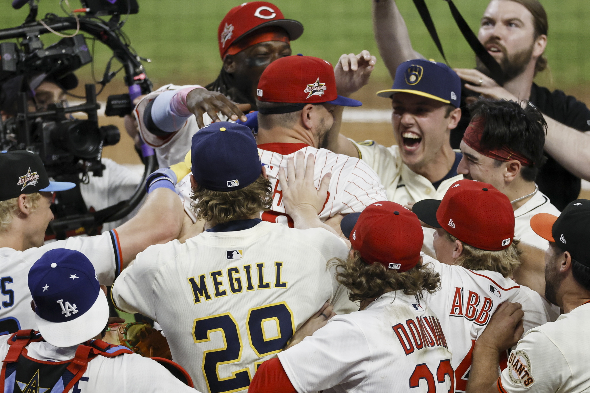 Outfielder Kyle Schwarber of the National League is mobbed by teammates after helping the National League team win the MLB All-Star game. EFE/EPA/ERIK S. LESSER