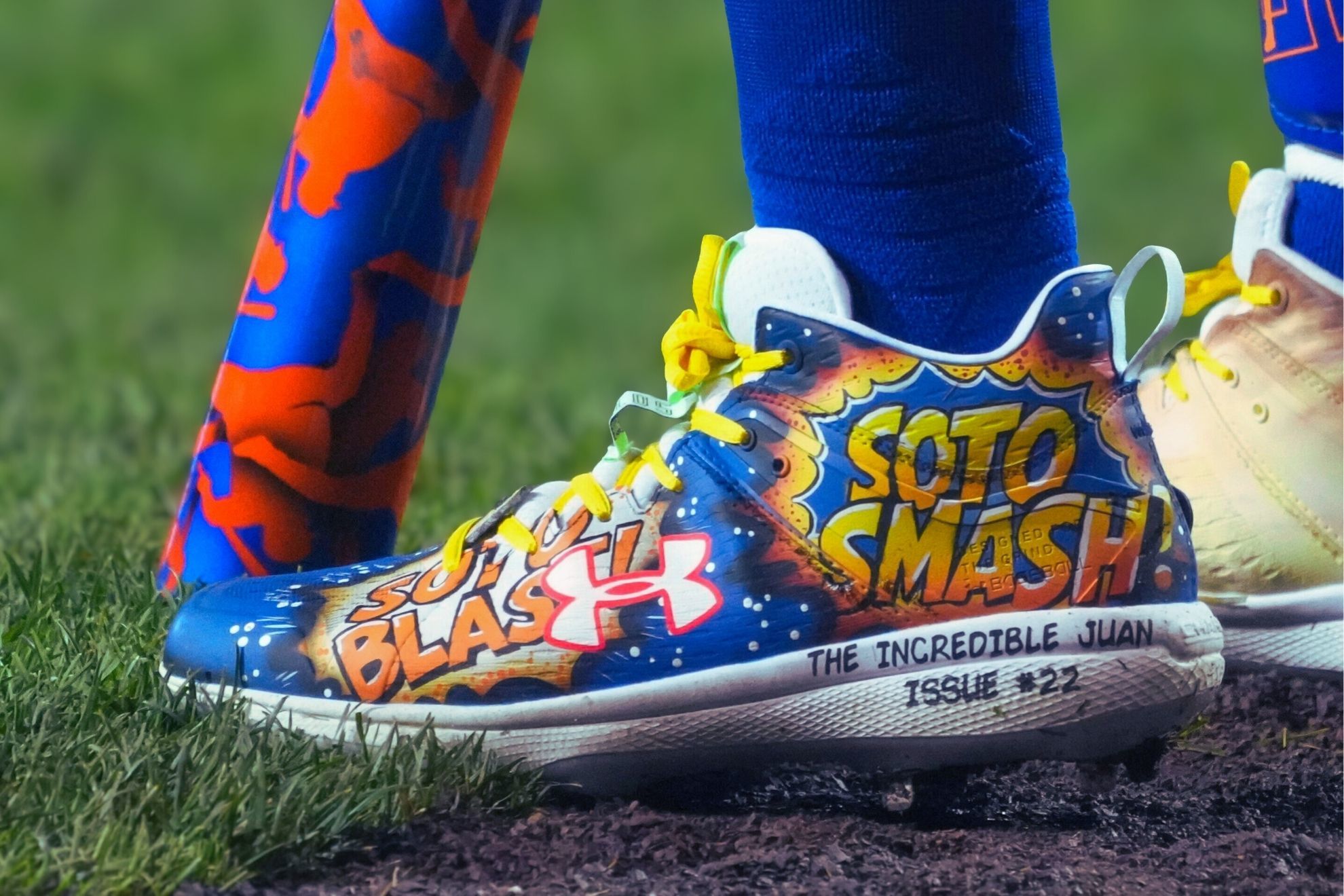 New York Mets' Juan Soto waits on deck wearing custom shoes for Players' Weekend during the fifth inning of the Little League Classic baseball game against the Seattle Mariners