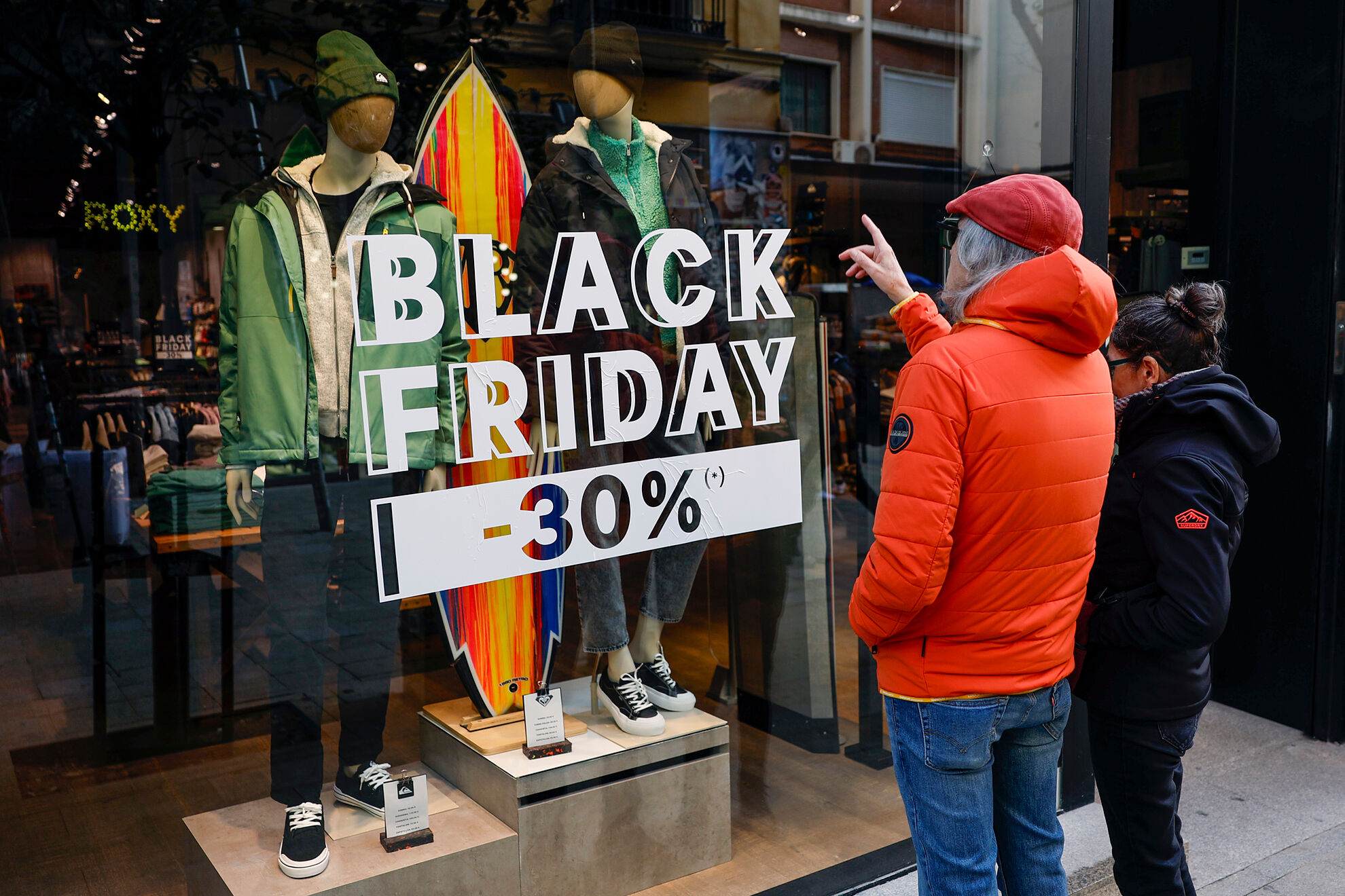 Un cartel anuncia las rebajas del Black Friday en un comercio en Madrid, este miércoles.