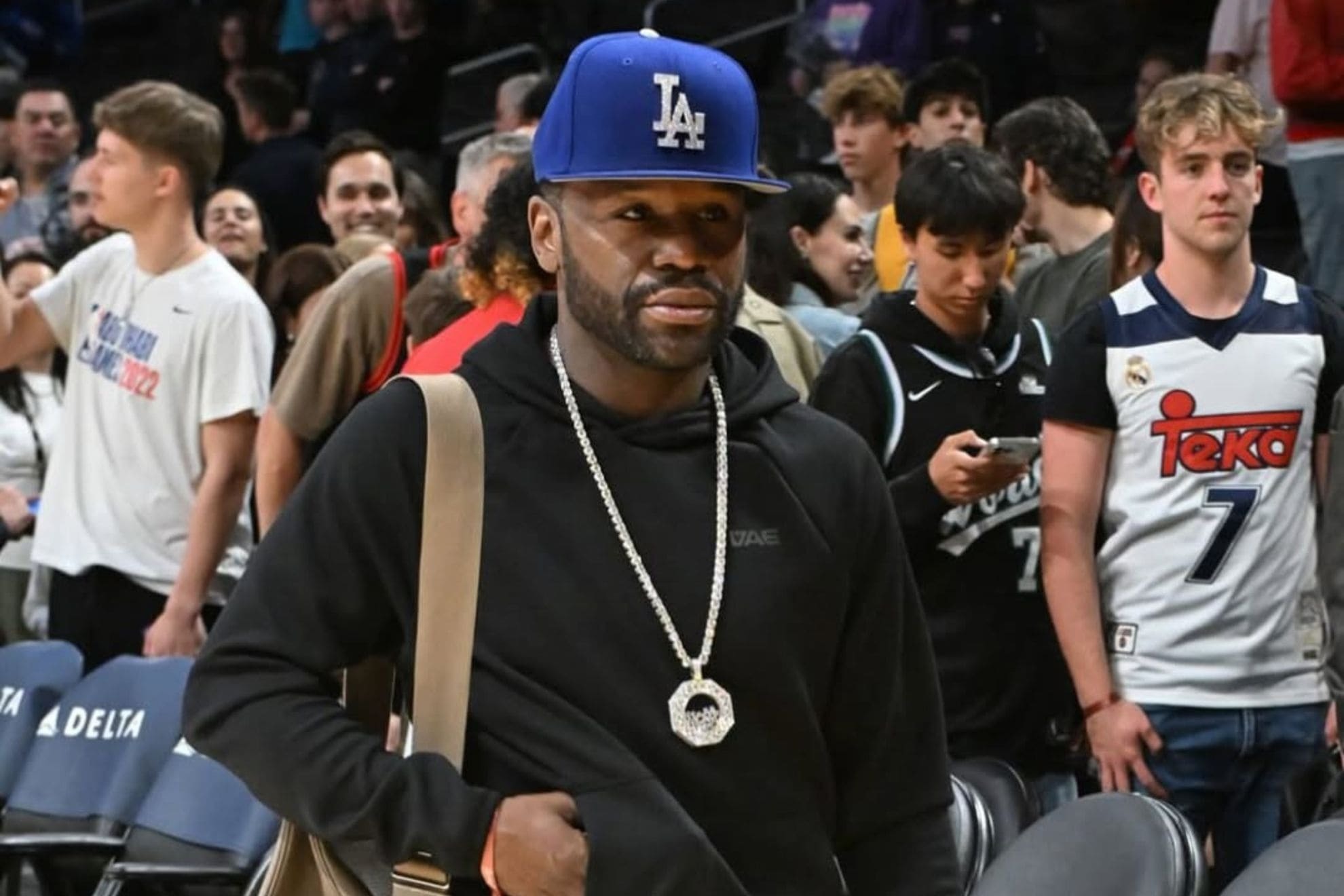 Floyd Mayweather attended the Lakers vs Bulls game at Crypto.com Arena