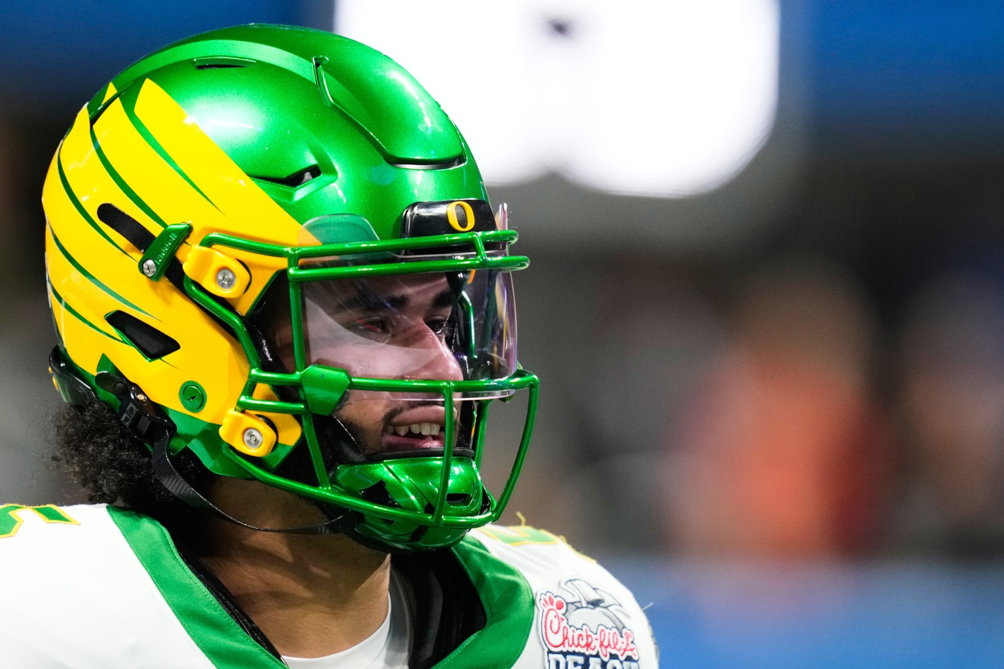 Dante Moore chooses Oregon over NFL and targets 2027 Draft.