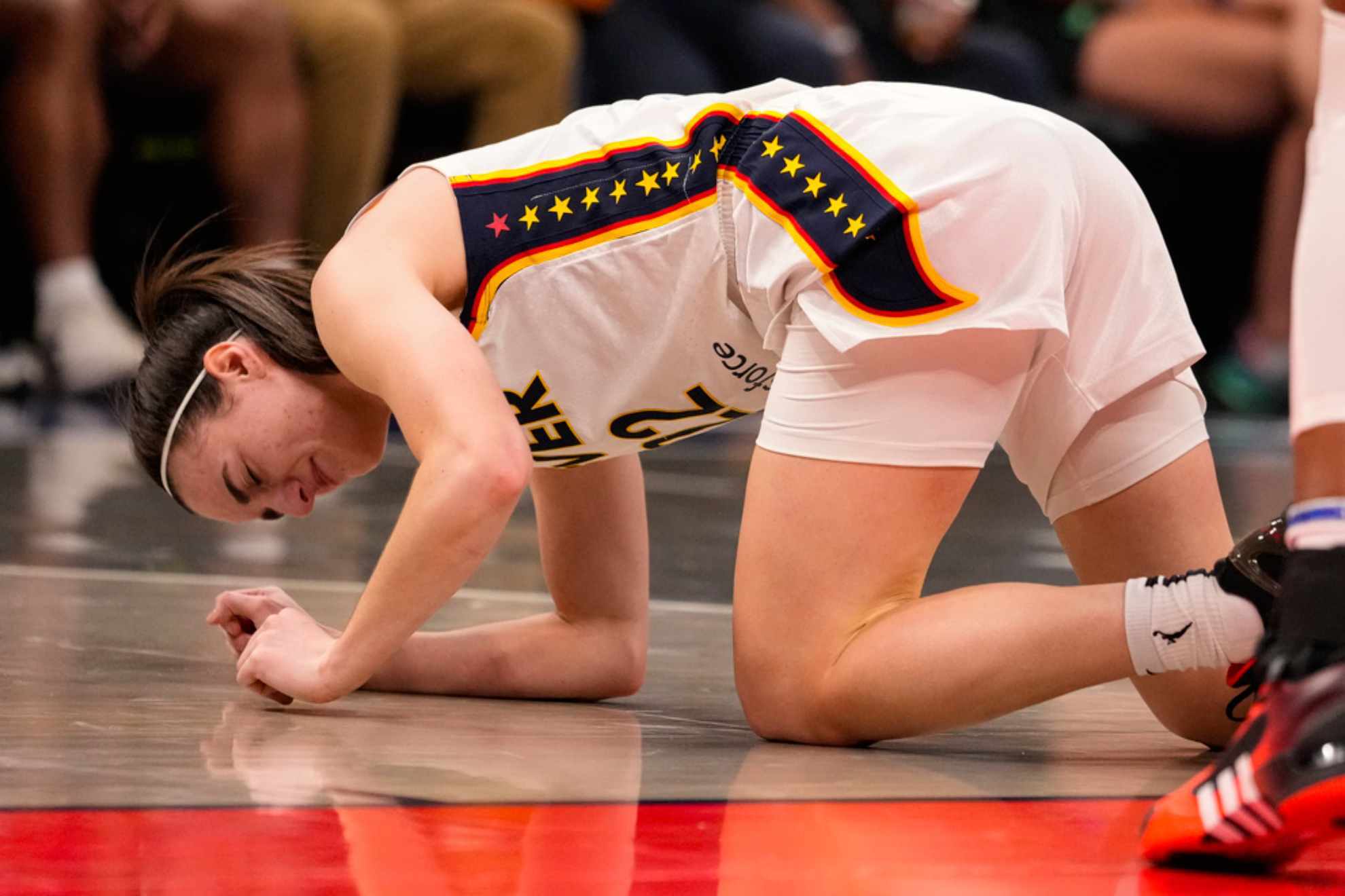 Caitlin Clark suffers an injury in a WNBA game LAPRESSE