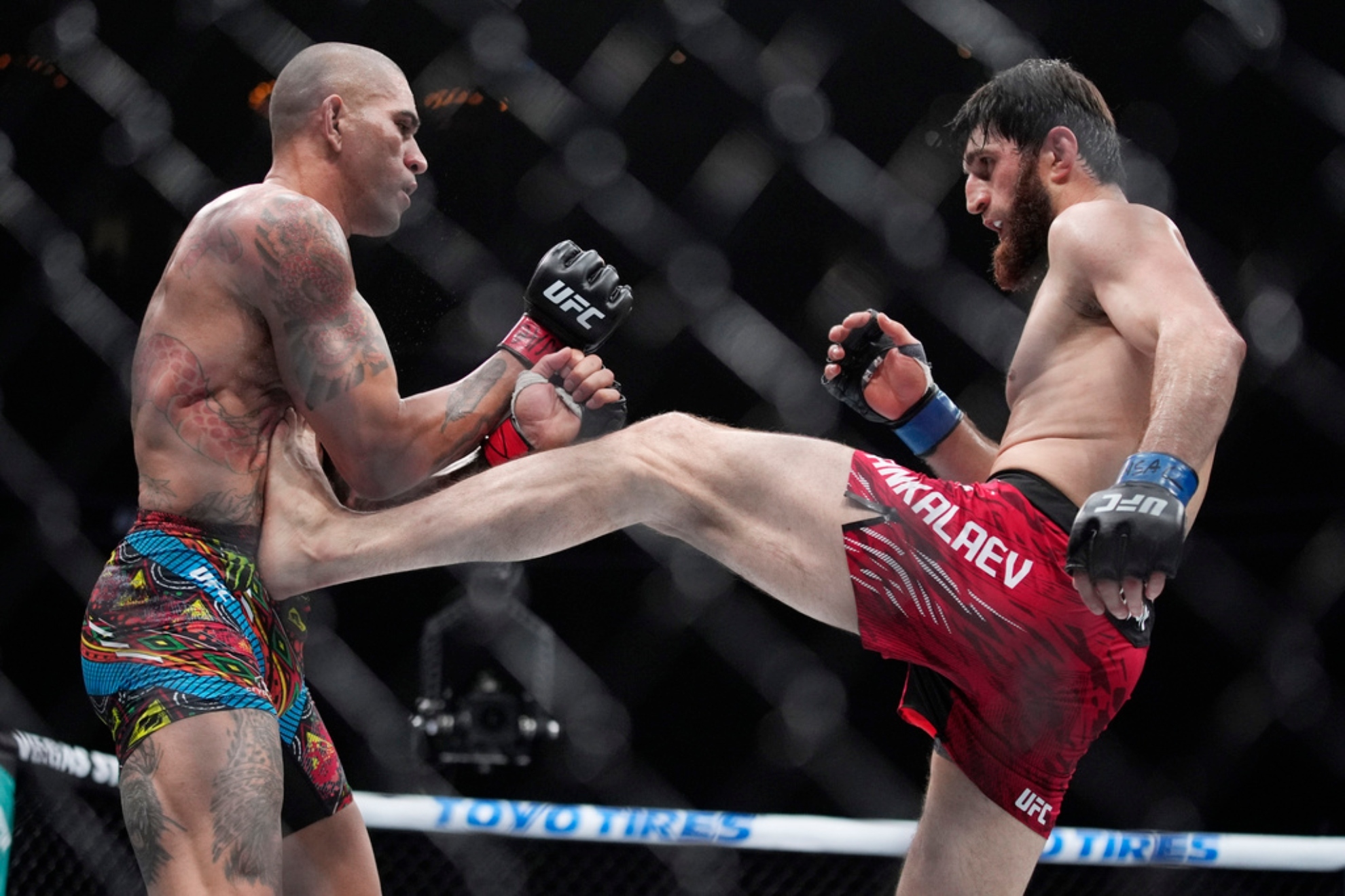 Magomed Ankalaev kicks Alex Pereira during a UFC 313 mixed martial arts light heavyweight title.
