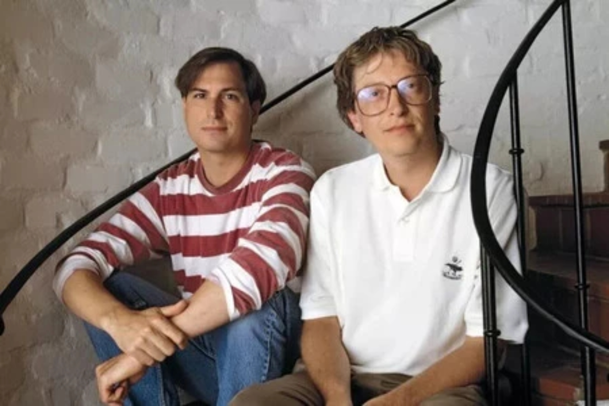 Steve Jobs and Bill Gates in a photo from when they were young and both... were friends!