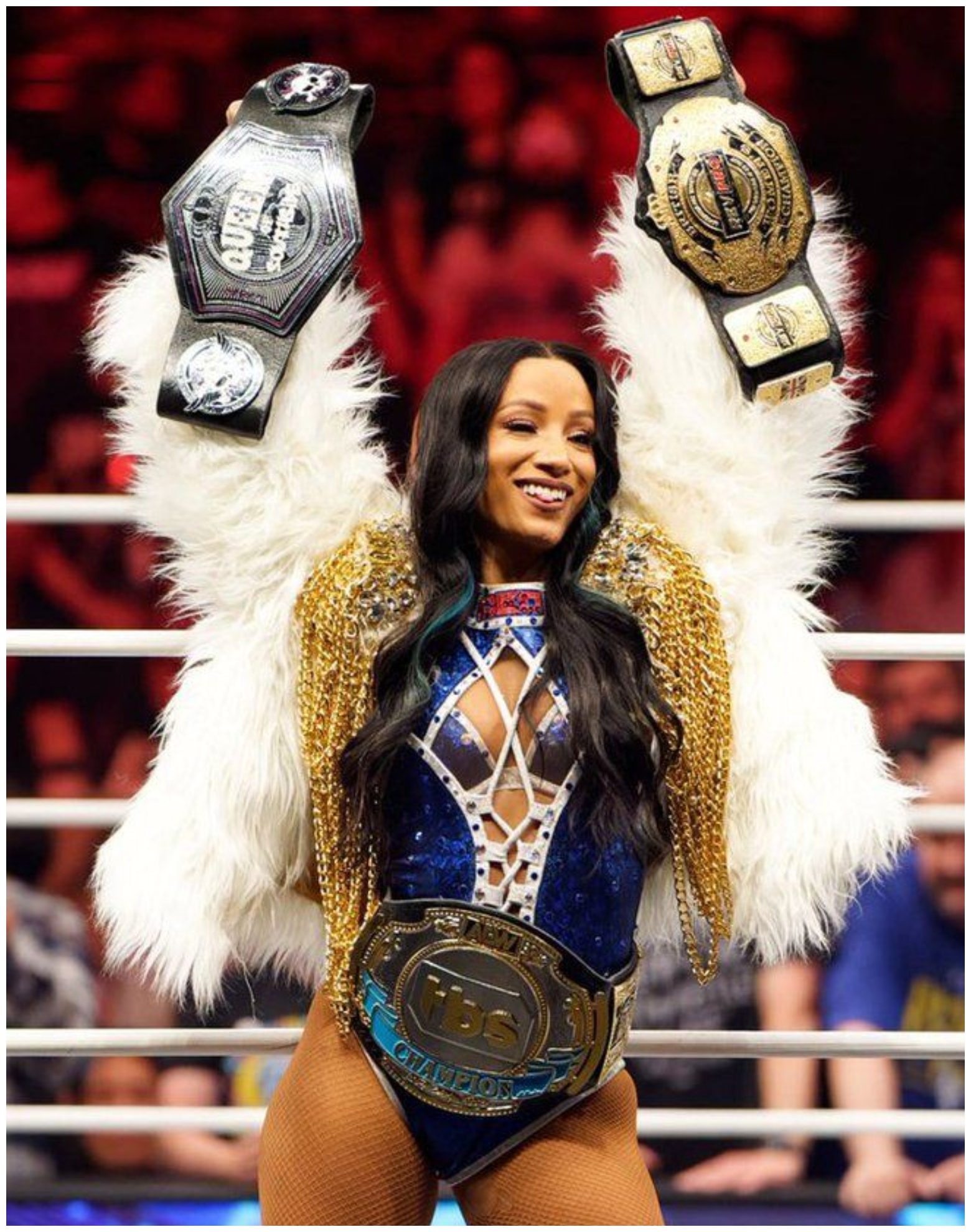 Mercedes Boné lifting AEW titlebelts