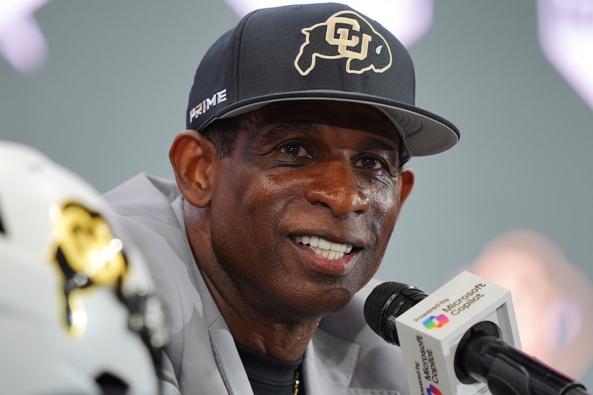 lt;HIT gt;Deion lt;/HIT gt; lt;HIT gt;Sanders lt;/HIT gt;, entrenador de la Universidad de Colorado, durante el día de prensa de la Conferencia Big 12, el 9 de julio de 2025, en Frisco, Texas. (AP Foto/LM Otero)