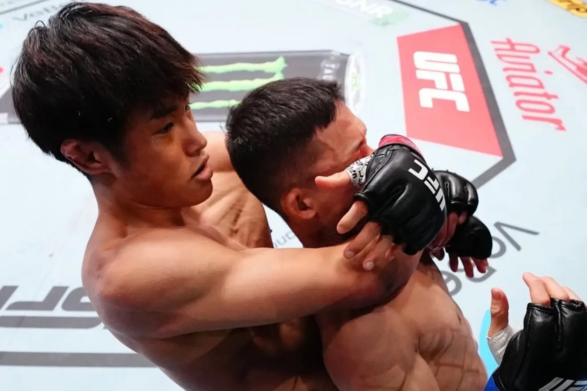 Tatsuro Taira taking Park Hyun-Sung's back.