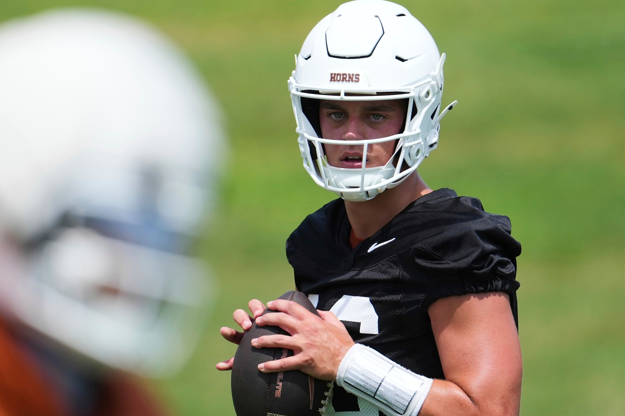Arch Manning Fires Back: Texas QB's Cold-Blooded Message Sends Warning Across College Football
