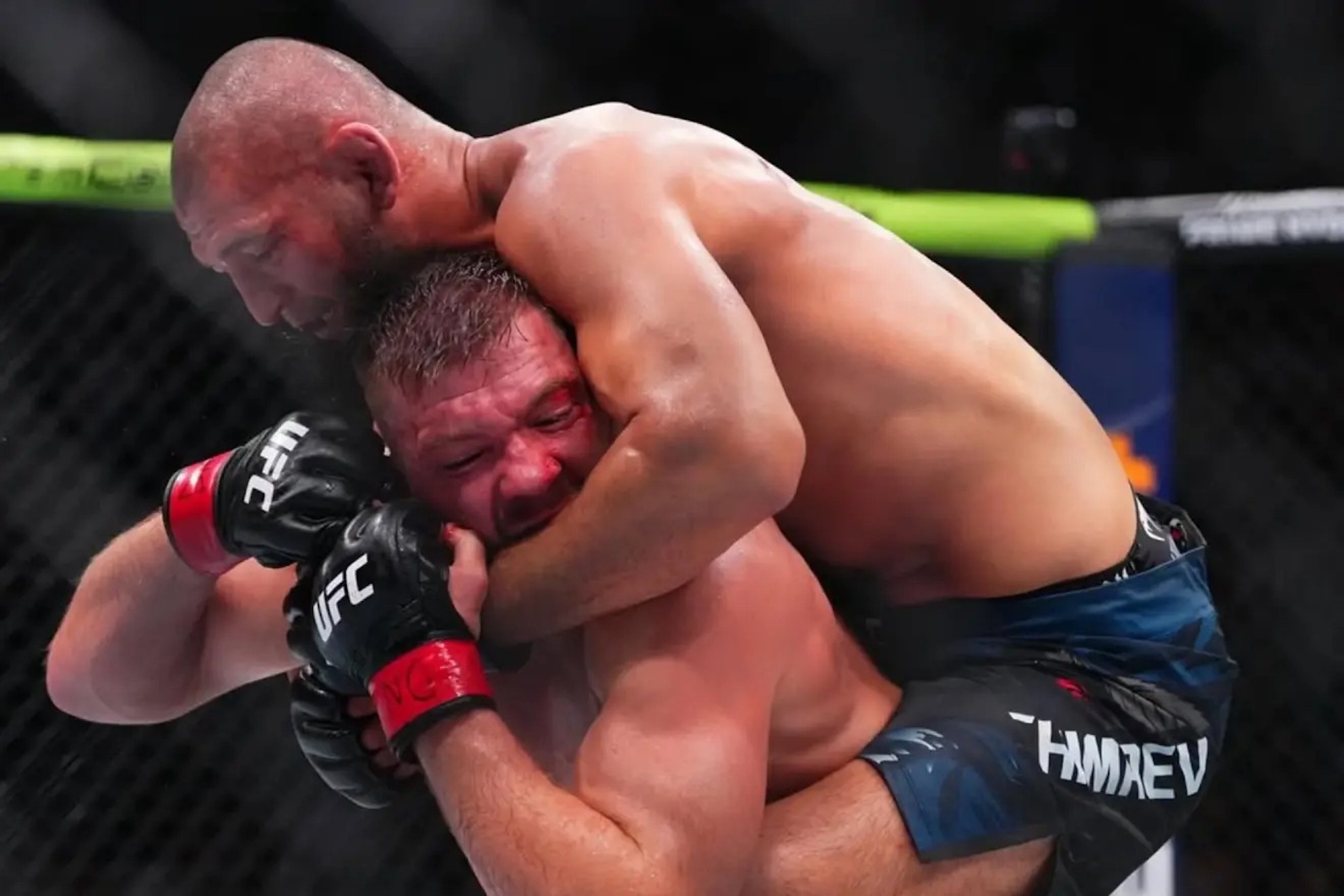 Khamzat Chimaev dominando a Dricus Du Plessis en el UFC 319.