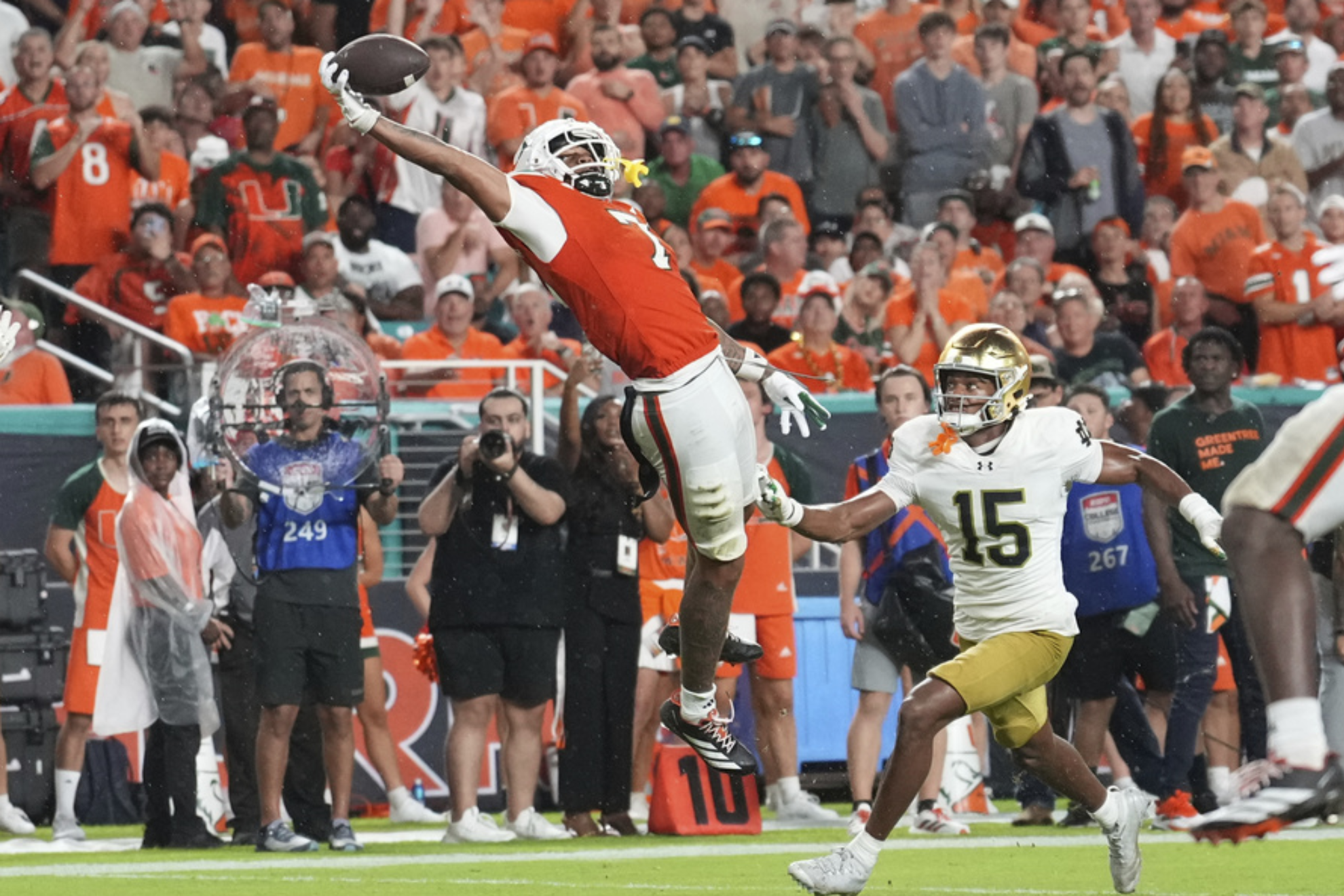 Miami Hurricanes wide receiver CJ Daniels (7) makes a one handed catch for touchdown during an NCAA football game on Sunday, Aug. 31, 2025 in Miami. (AP Photo/Peter Joneleit)