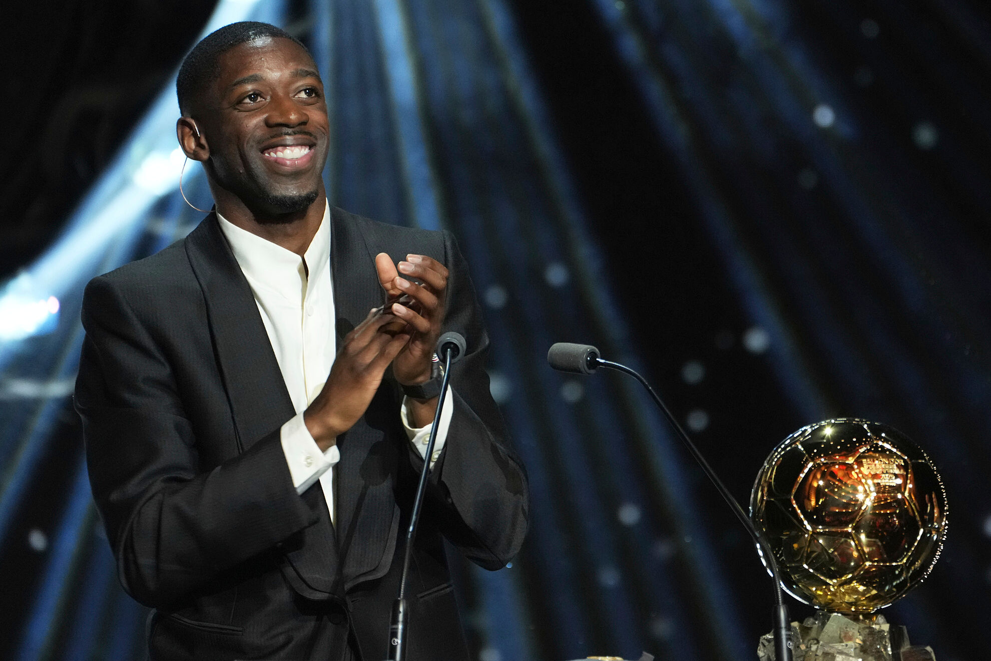Paris Saint-Germain's Ousmane lt;HIT gt;Dembélé lt;/HIT gt; receives the 2025 Men's Ballon d'Or during the 69th Ballon d'Or awards ceremony at the Theatre du Chatelet in Paris, Monday, Sept. 22, 2025. (AP Photo/Thibault Camus)