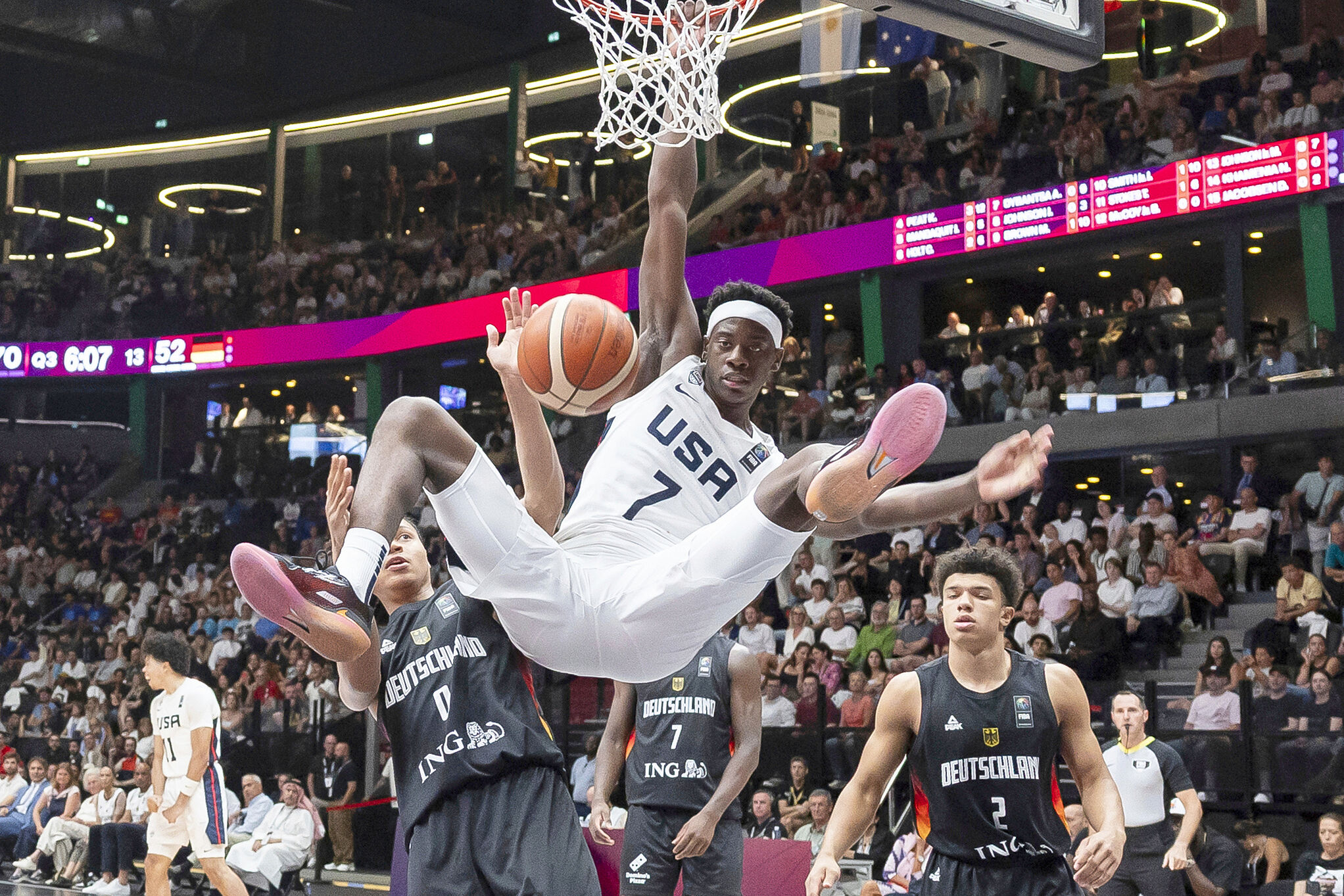 AJ Dybantsa doing some dunking.