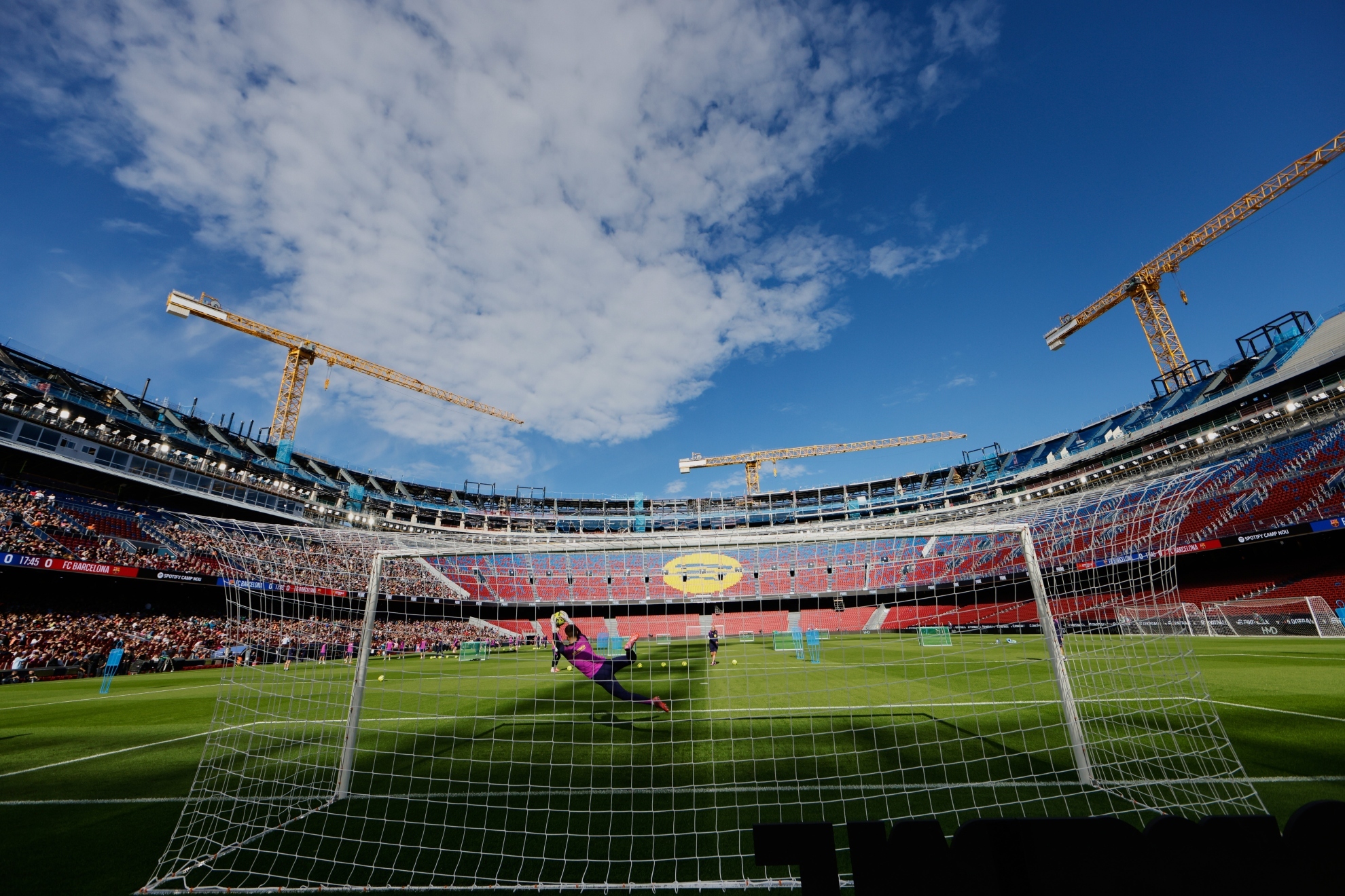 Barcelona unveils the renovated Camp Nou with more than 22,000 fans in  attendance | MARCA