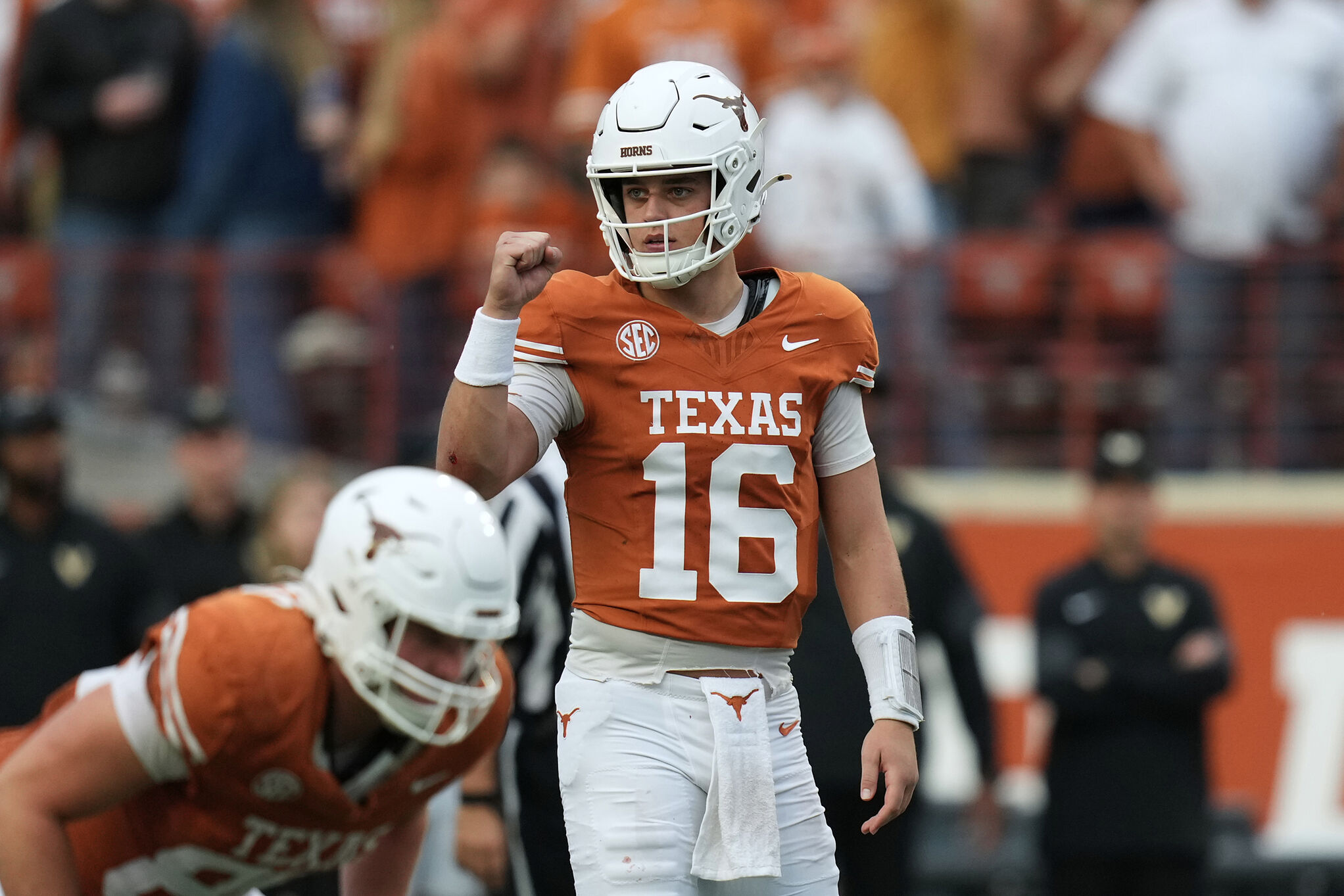 Arch Manning in action with the Longhorns.