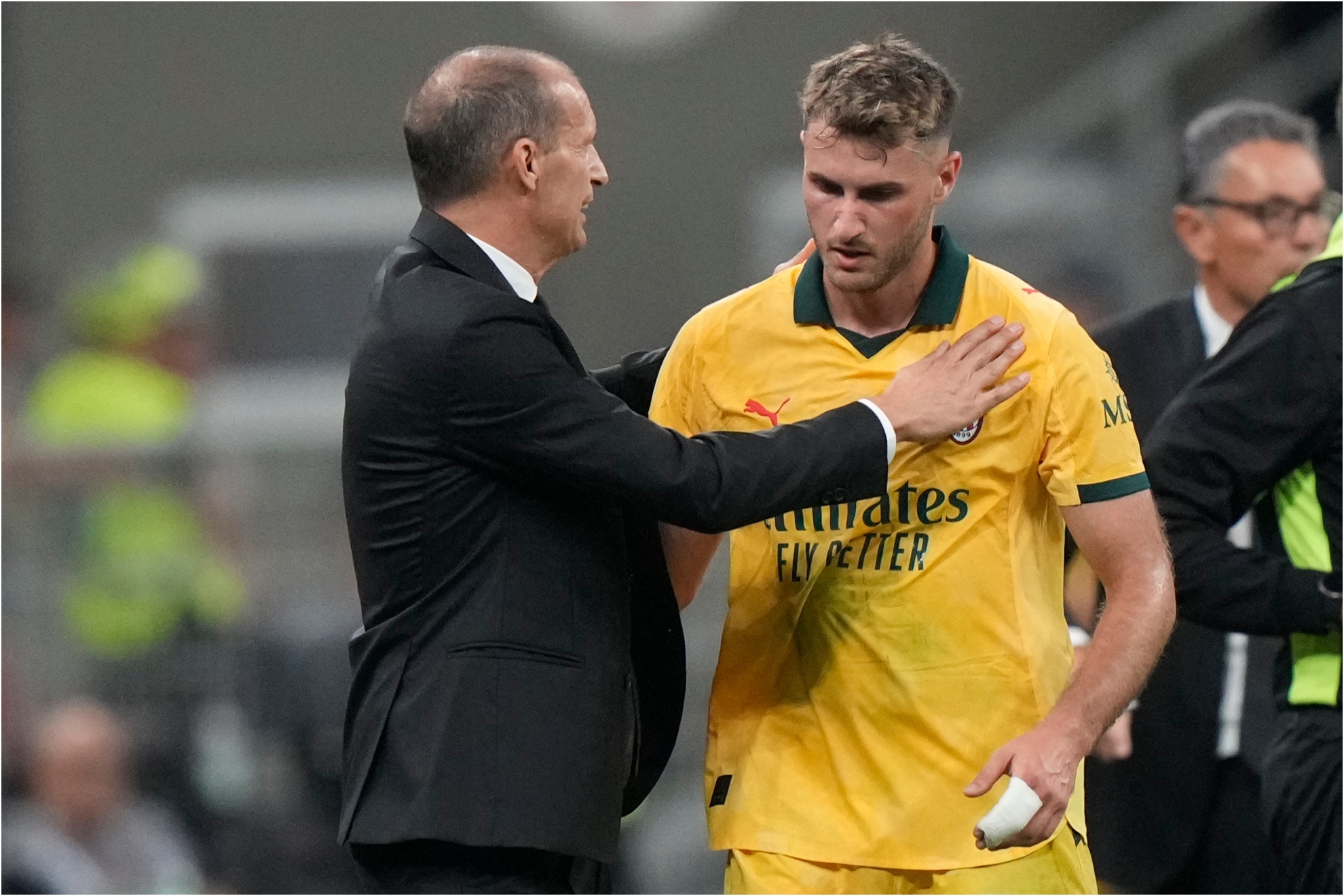 AC Milan's head coach Massimiliano Allegri talks to AC Milan's Santiago Gimenez.