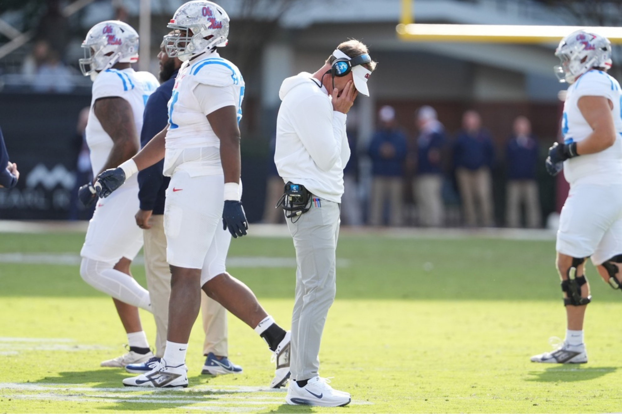 Lane Kiffin steals a grocery store basket to avoid a bag fee in a viral