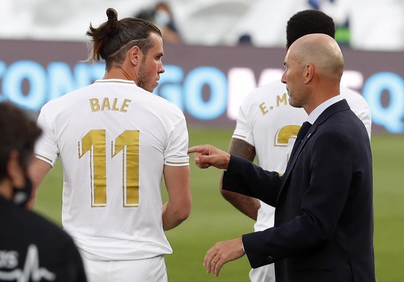 Bale talks to Zidane during his time at Madrid.