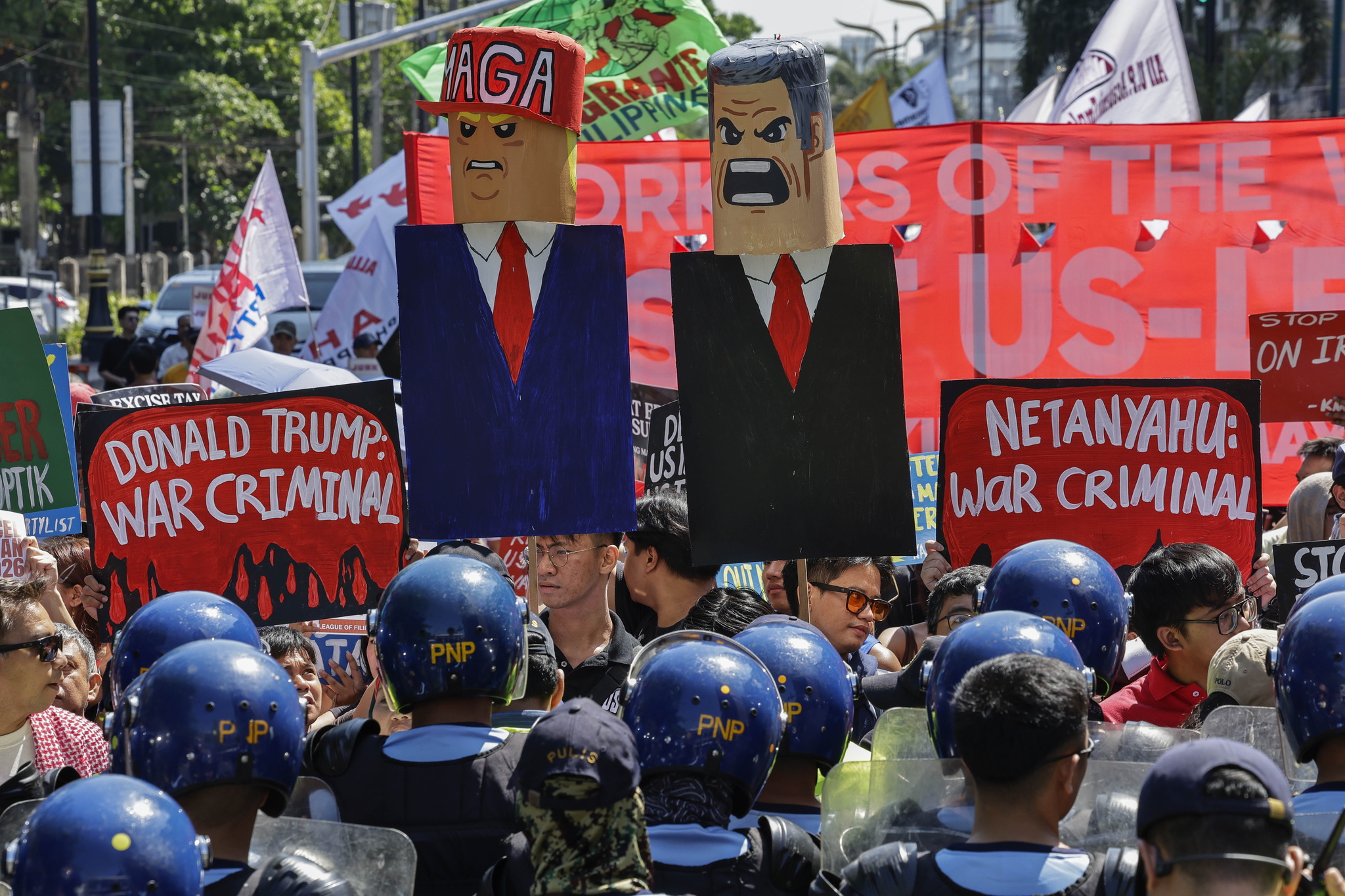 MANILA (Philippines), 09/04/2026.- Protesters hold signs and carry effigies of United States President lt;HIT gt;Donald lt;/HIT gt; lt;HIT gt;Trump lt;/HIT gt; and Israeli Prime Minister Benjamin Netanyahu during a rally opposing the war involving the US, Israel, and Iran, in Manila, Philippines, 09 April 2026. A fragile two-week ceasefire between the US, Israel, and Iran has taken effect after threats made by US President lt;HIT gt;Trump lt;/HIT gt;, as tensions persist over the Strait of Hormuz. (Protestas, Filipinas, Estados Unidos) EFE/EPA/ROLEX DELA PENA