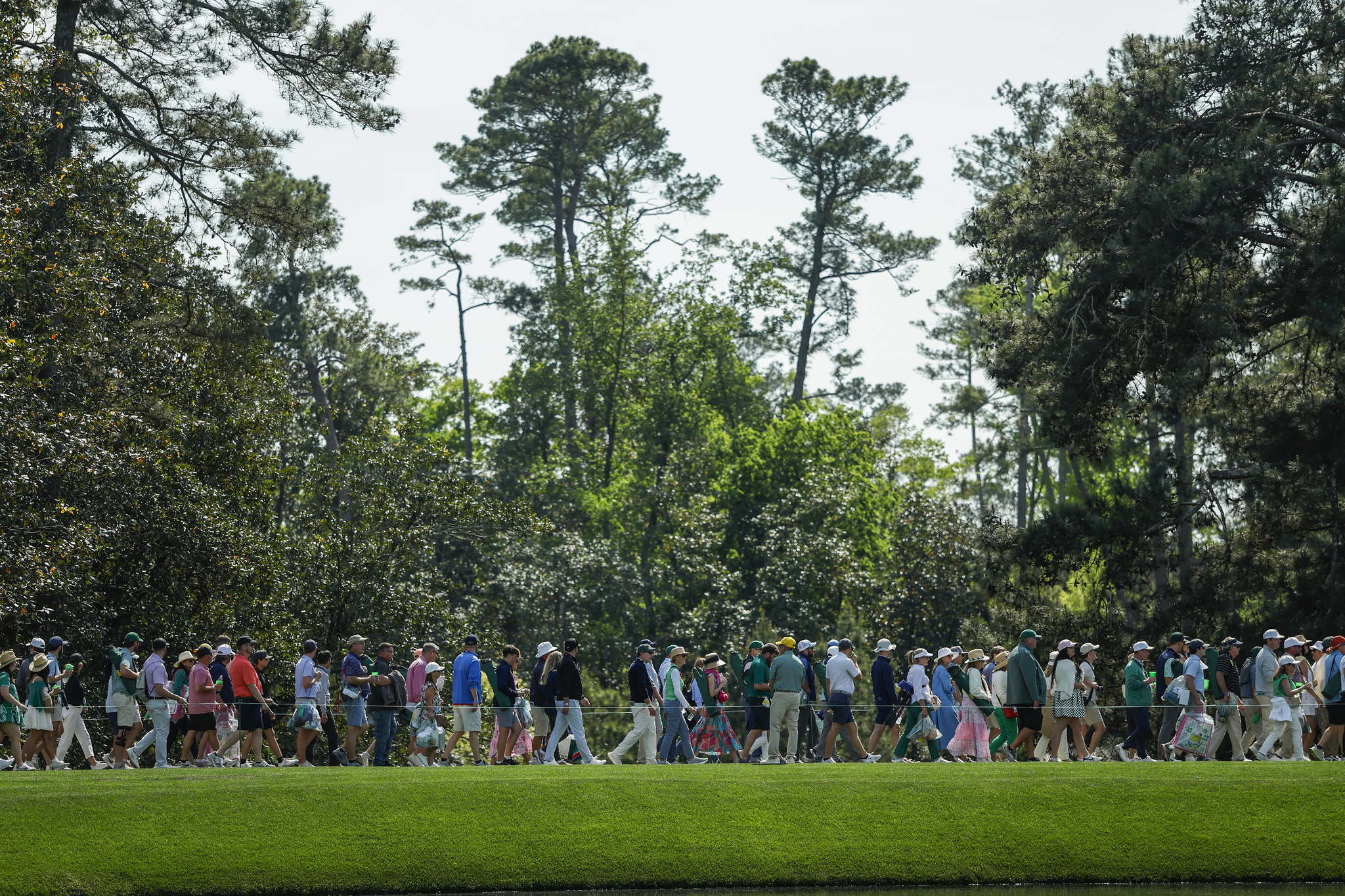 AUGUSTA (United States), 09/04/2026.- Patrons walk along the pathway at the sixth hole during the Par 3 Contest during the 2026 lt;HIT gt;Masters lt;/HIT gt; Tournament at the Augusta National Golf Club in Augusta, Georgia, USA, 08 April 2026. The lt;HIT gt;Masters lt;/HIT gt; golf tournament begins on 09 April 2026. EFE/EPA/CHRIS TORRES