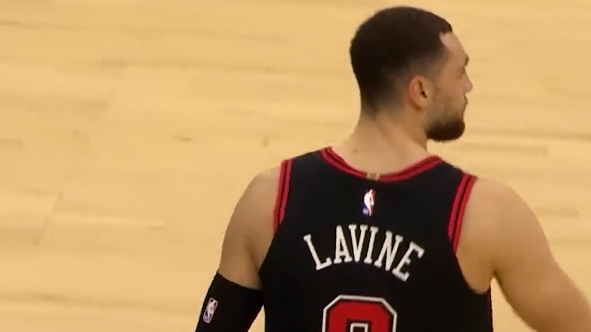 Zach LaVine le endosa 11 tripes a los Sixers para ganar el partido