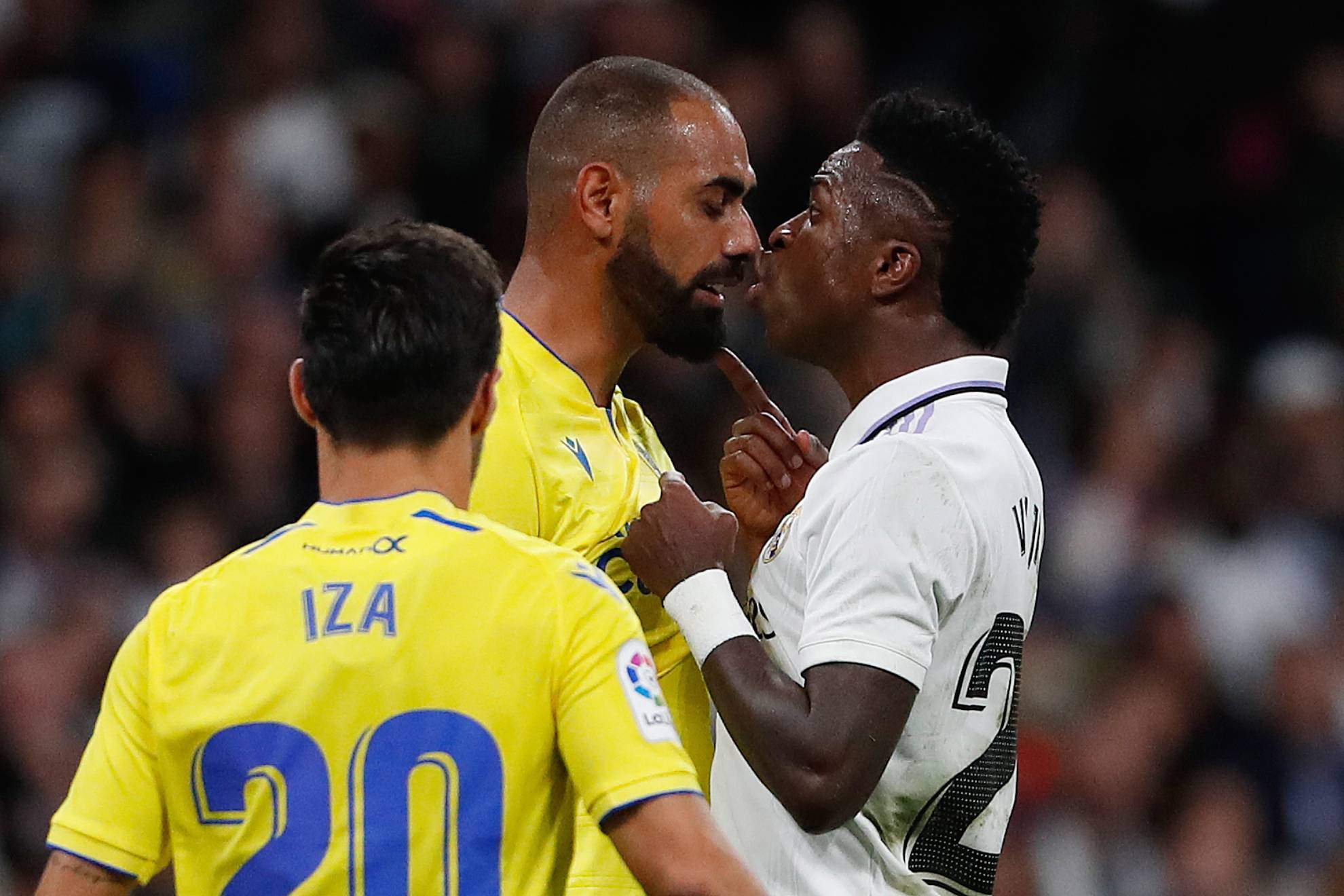 Vinicius confronted by Fali.