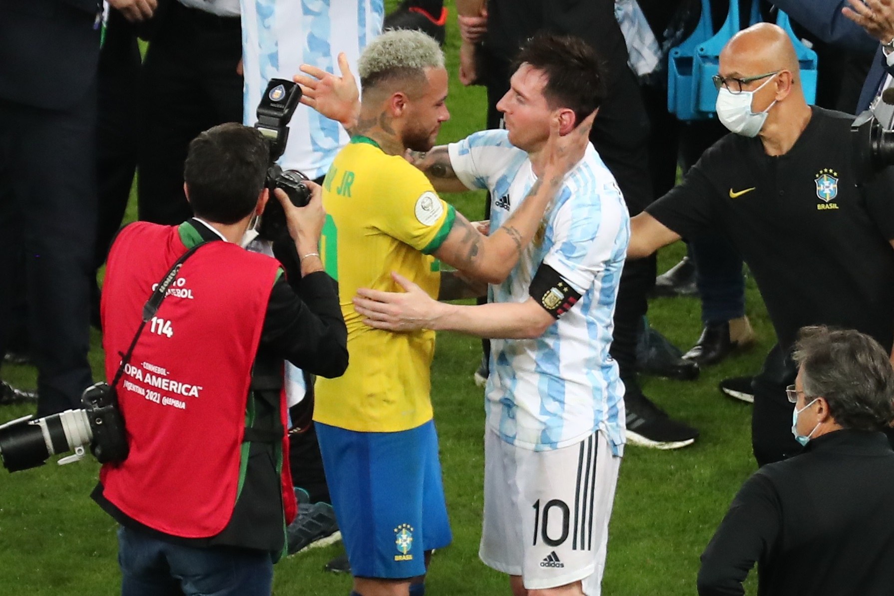 Neymar y Messi se abrazaron tras la final de Maracaná 2021.