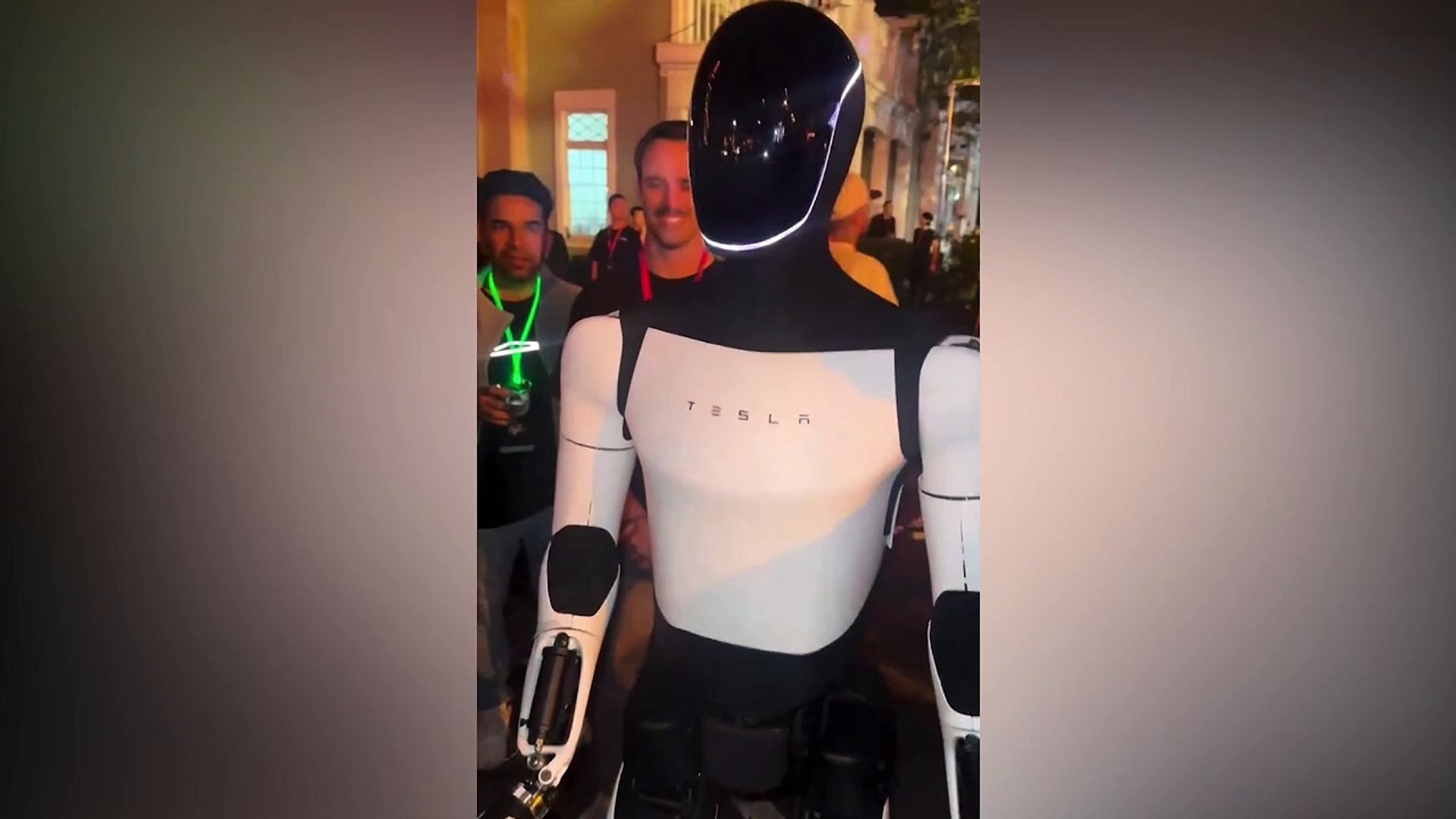 Tesla's Optimus Robot engages in full conversation with a man in mind blowing video