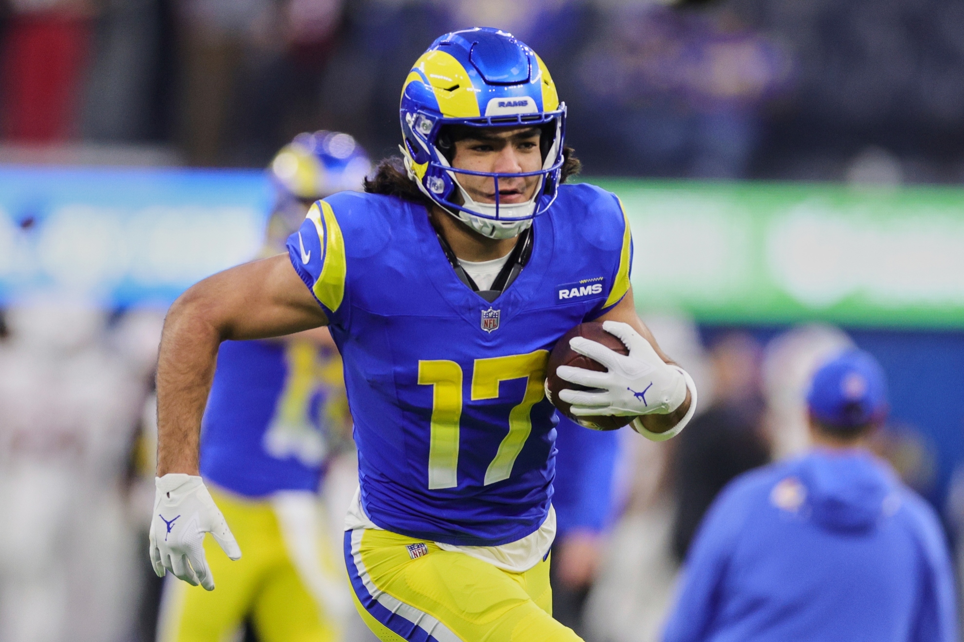 Puka Nacua runs with the ball during a Los Angeles Rams game. LAPRESSE