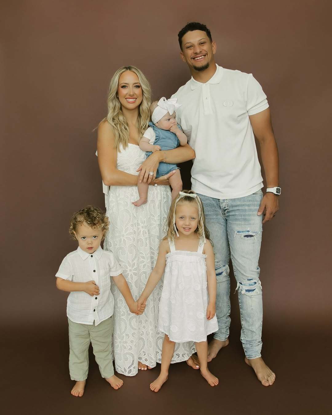 Patrick and Brittany Mahomes share first pictures of Golden: The perfect  family photo | MARCA