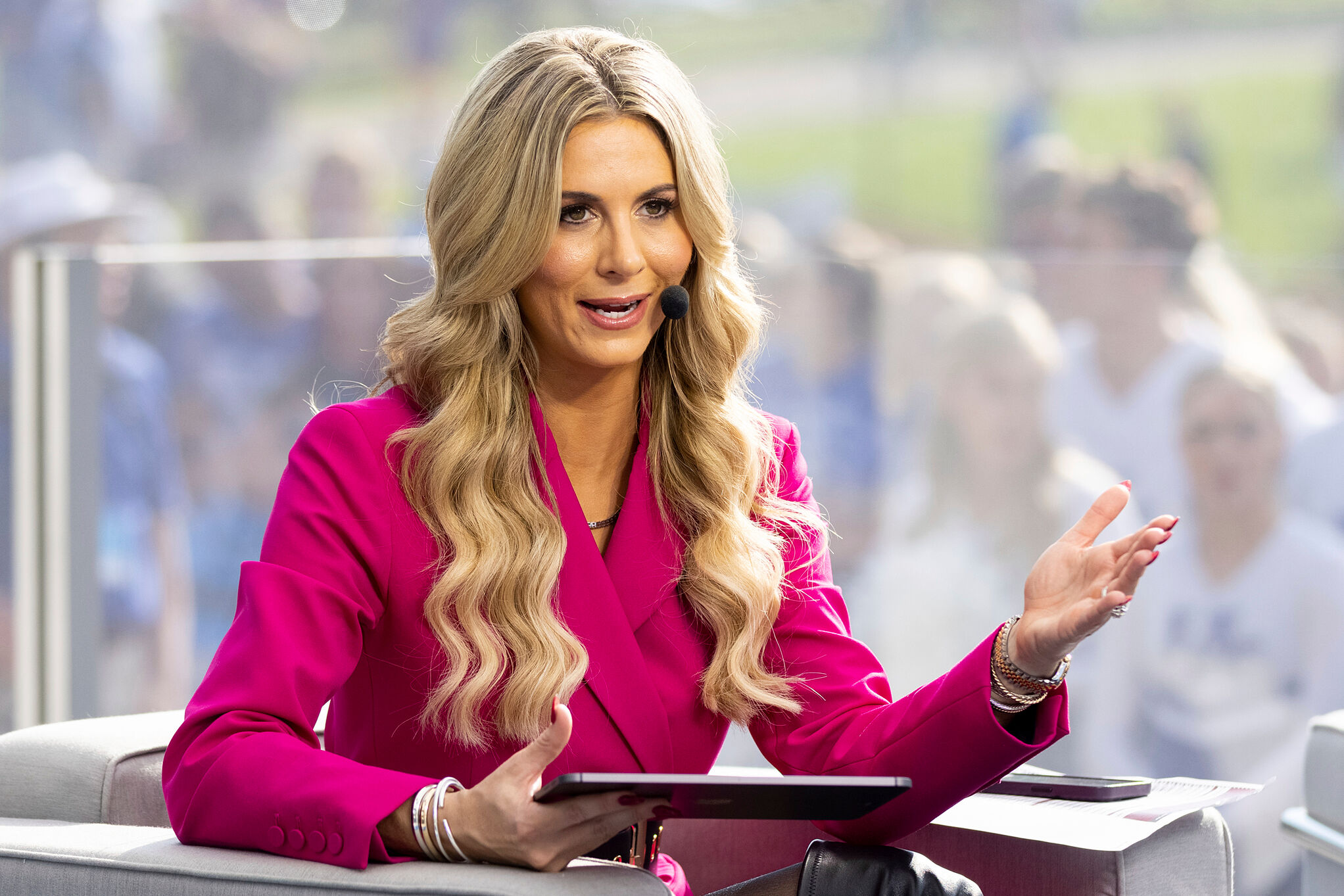 Laura Rutledge Yellow Laura Rutledge's bold ensemble on NFL Live steals the spotlight | MARCA