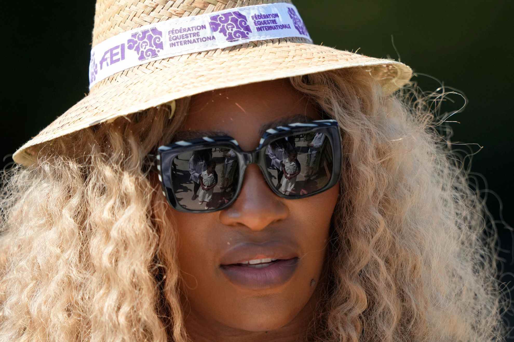 Serena Williams hilariously snubs gift from Spanish flamenco dancer during performance