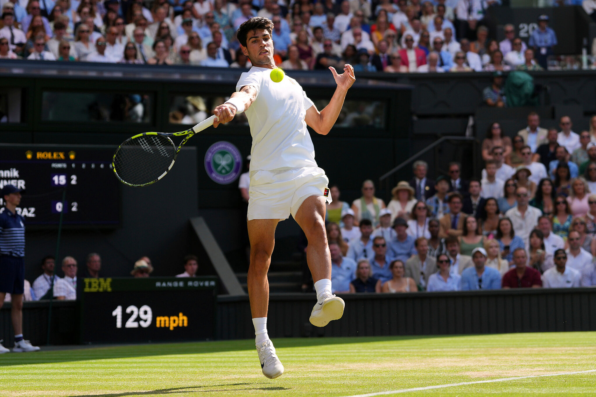 TitlCarlos Alcaraz of Spain returns to Jannik Sinner of Italy during the men's singles final match at the Wimbledon Tennis Championships in London, Sunday, July 13, 2025.(AP Photo/Kirsty Wigglesworth)