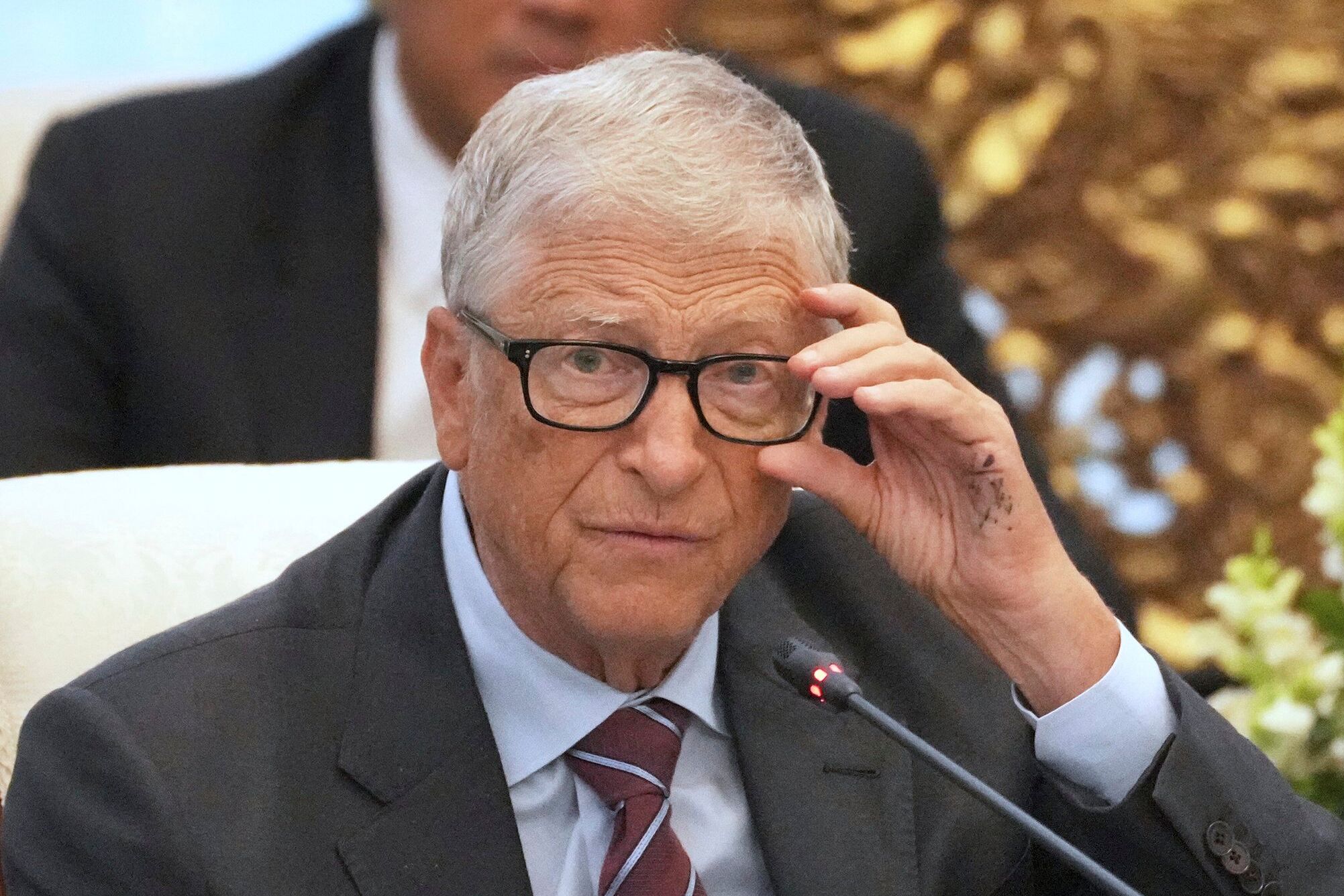 Bill Gates is raising the alarm as AI concerns grow much louder. LAPRESSE .