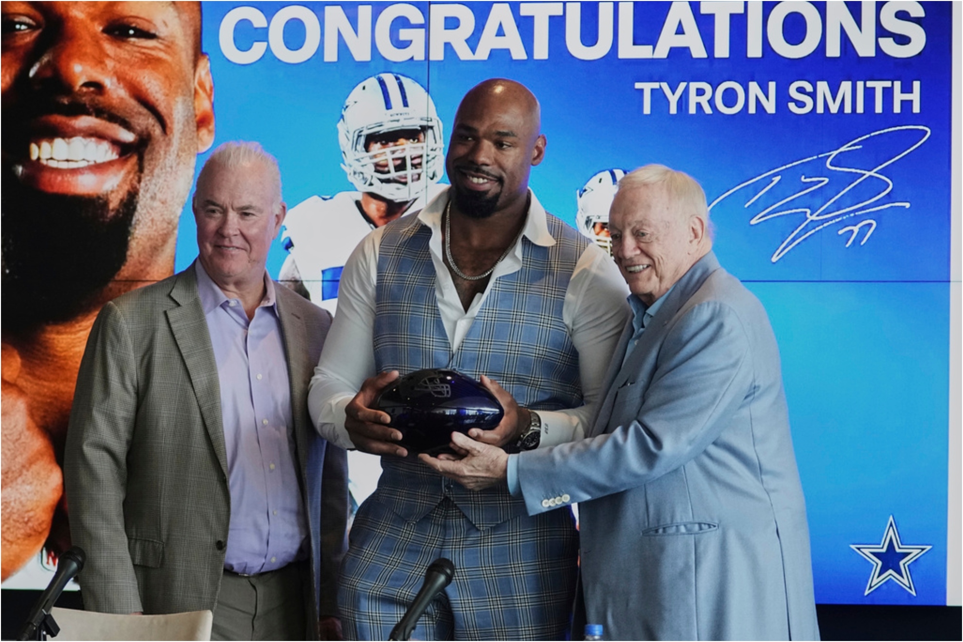 Jerry Jones and son Stephen with Tyron Smith LaPresse