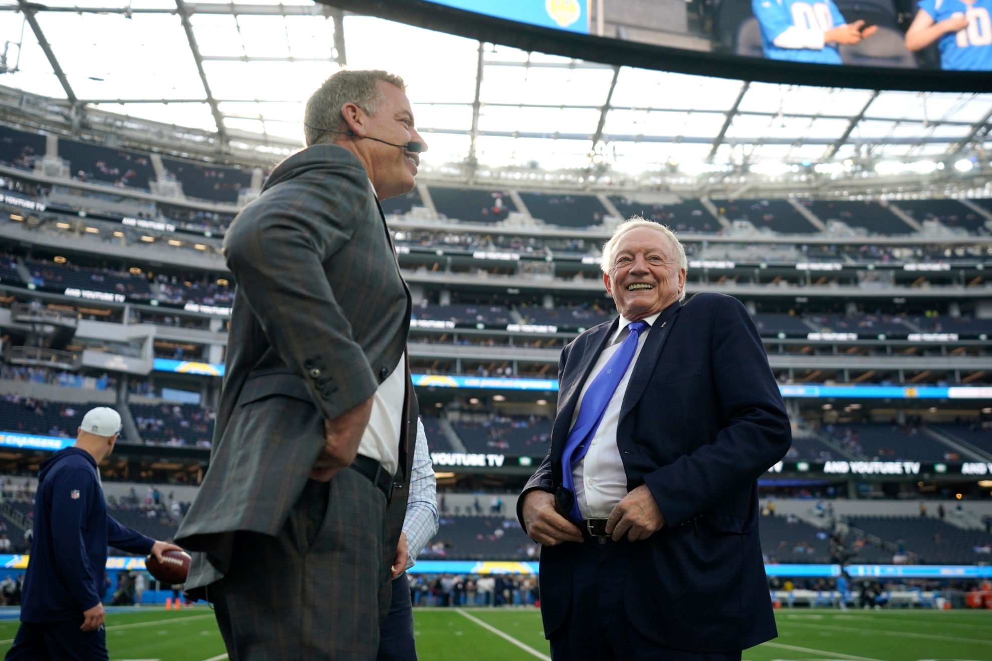 Jerry Jones (R) and Troy Aikman (L) LAPRESSE