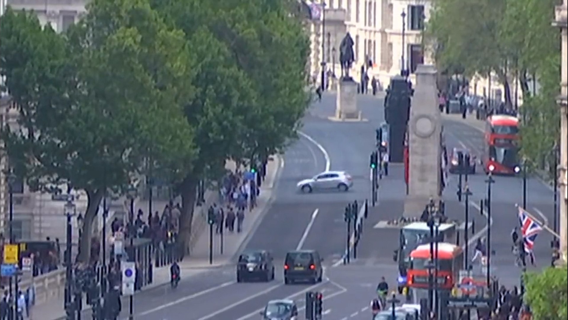 Un coche se estrella contra las puertas de Downing Street