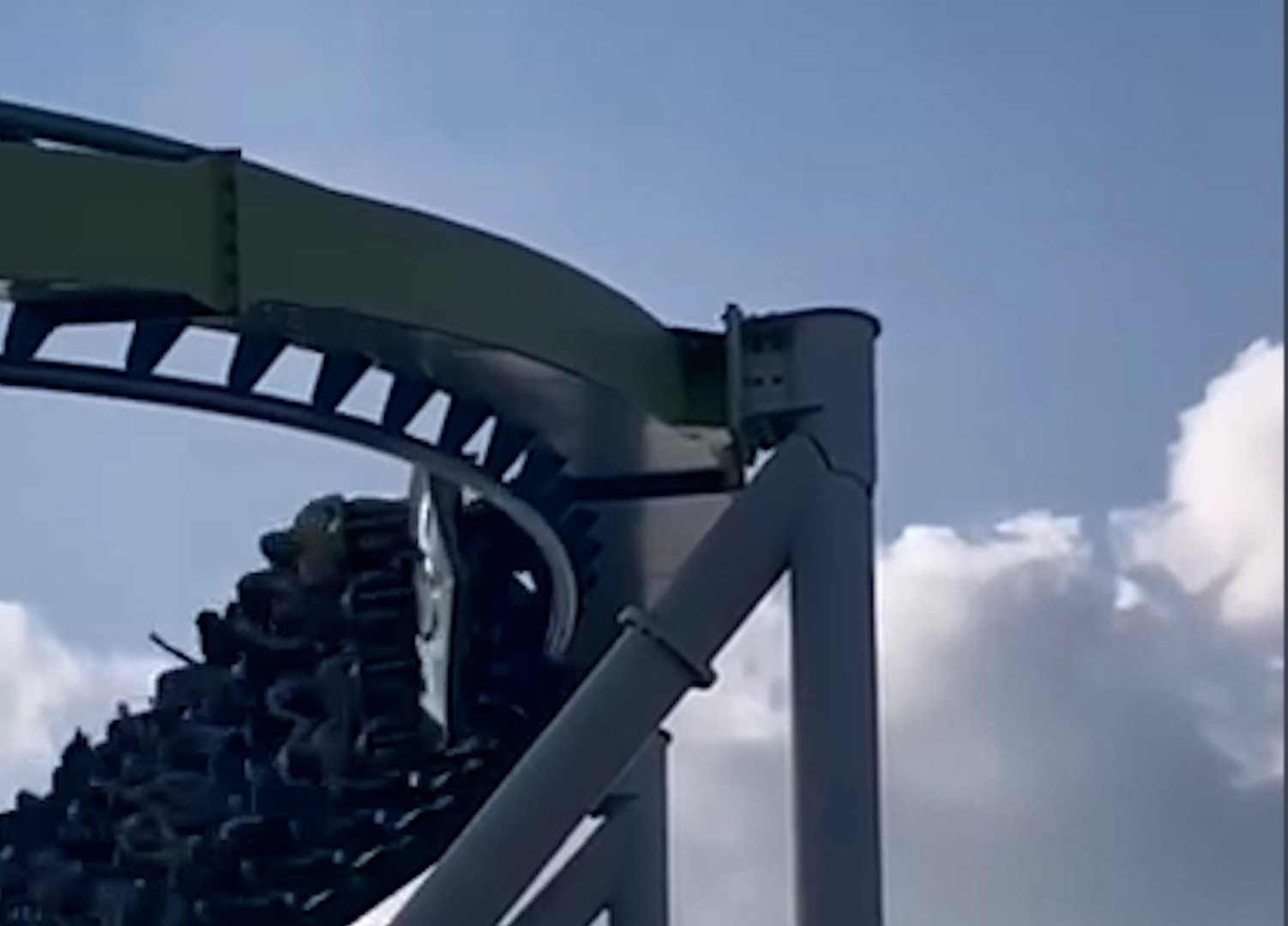 Rollercoaster crack: park shuts down after user discovers crack in the ride │VIDEO