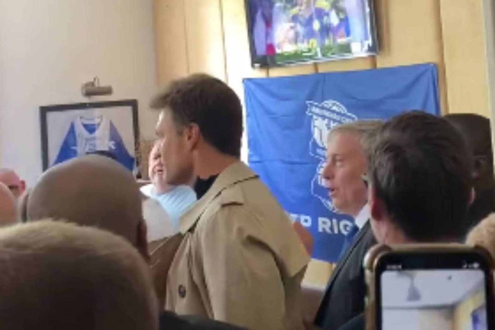 Tom Brady serenaded by fans at pub before Birmingham City vs Leeds United