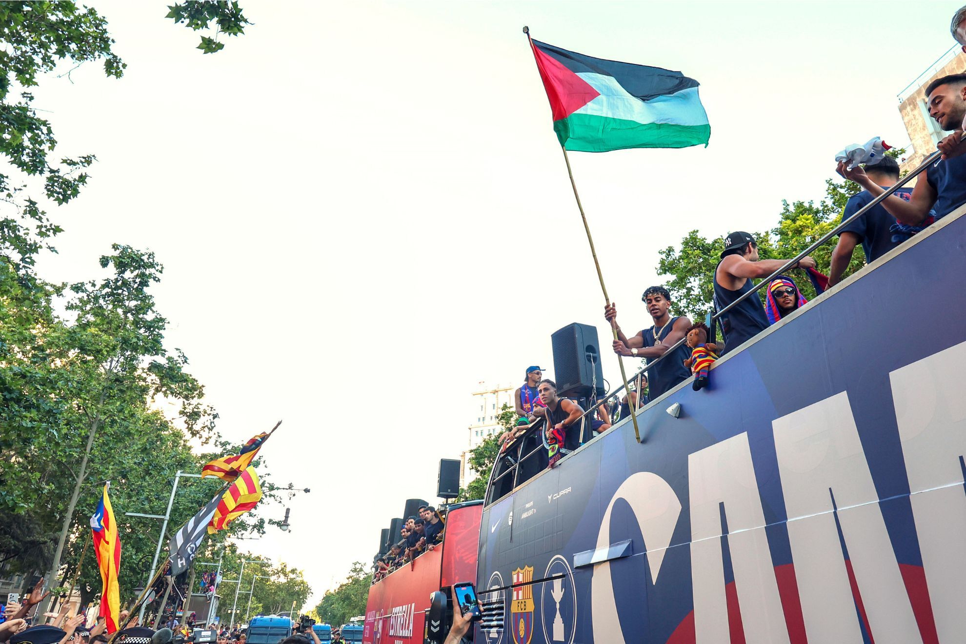 لحظة رفع العلم الفلسطيني لامين يامال تحيي الانقسام القديم في كرة القدم بين بيليه ومارادونا