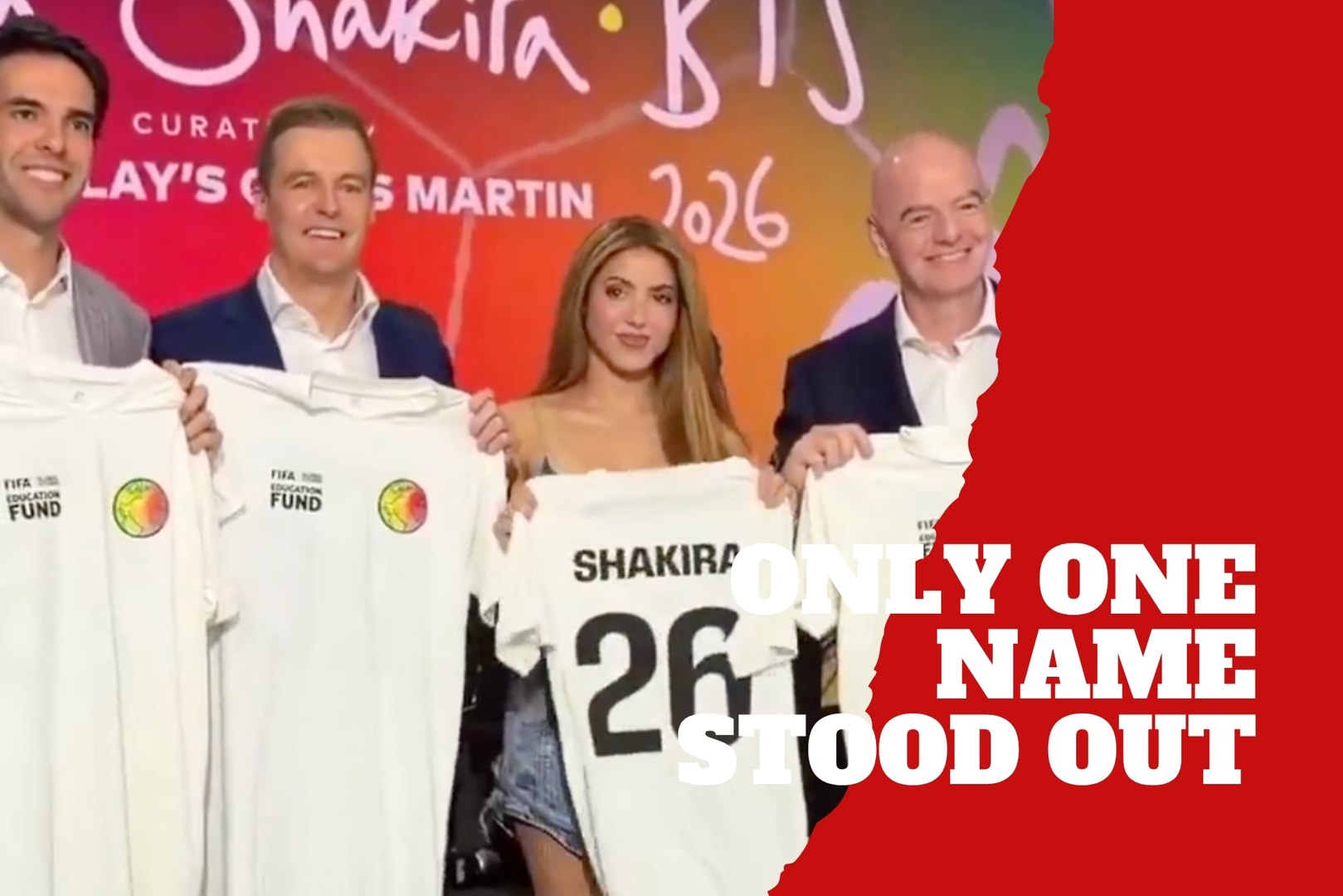 Shakira went viral after fans noticed a subtle move she made during a FIFA World Cup presentation alongside Gianni Infantino and Kaká. While everyone else posed showing the front of their jerseys, Shakira quietly turned hers around to reveal her name. The small detail quickly exploded across social media.