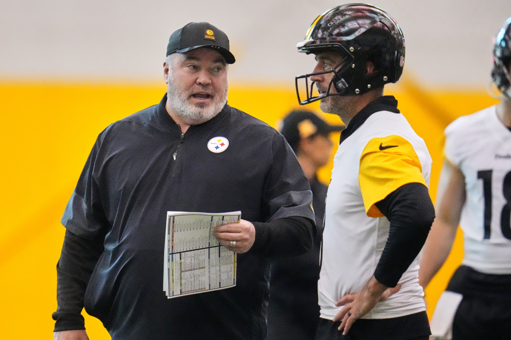 Pittsburgh Steelers quarterback Aaron Rodgers, right, listens to head coach Mike McCarthy LaPresse