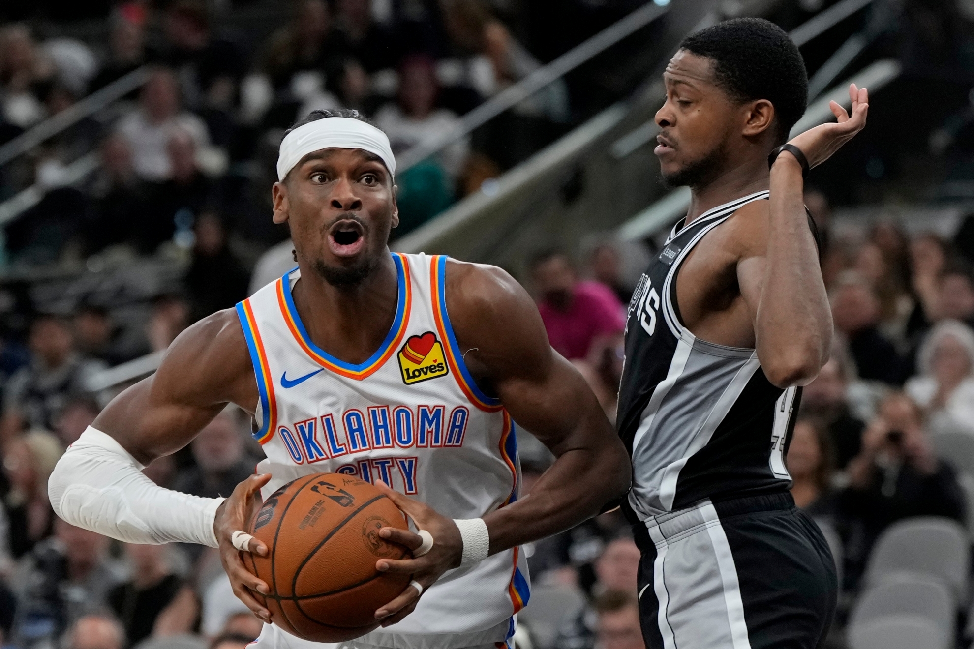 Oklahoma City Thunder guard Shai Gilgeous-Alexander (2) moves on San Antonio Spurs guard De'aaron Fox (4) LAPRESSE