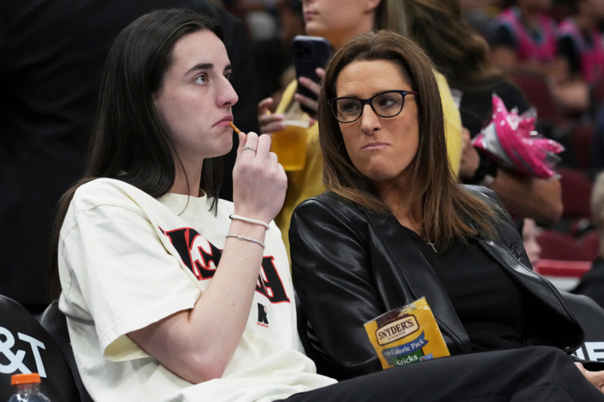 Stephanie White says one thing about Caitlin Clark, but does another on the  Fever sideline | MARCA